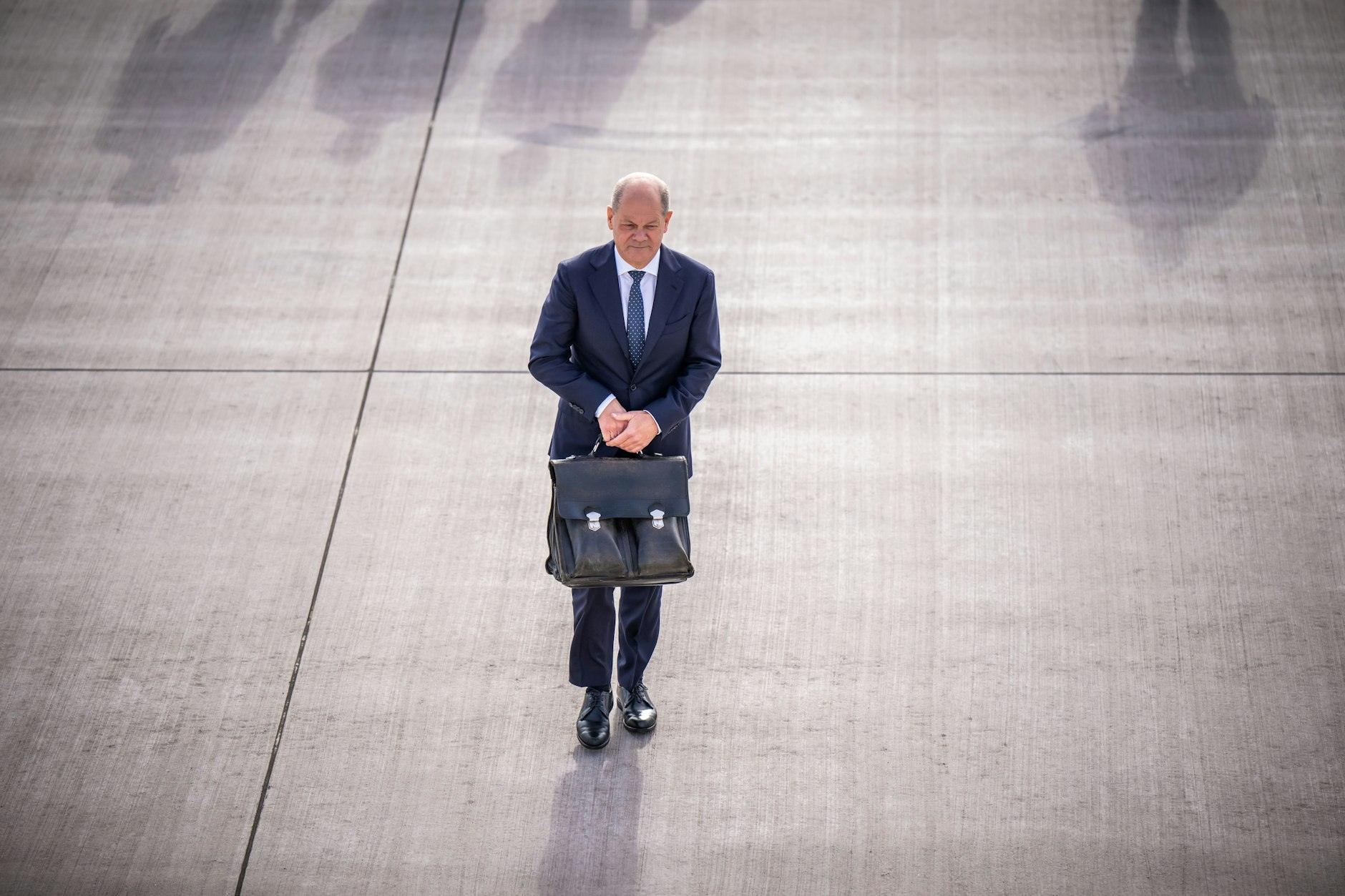 „Der stärkste Mann, auf den Deutschland sich derzeit einigen kann, ist der Bundeskanzler. Und auch das nur, weil er ein Schlumpf ist, eine Comicfigur, die sein öffentliches Bild infantilisiert und verdaulich macht“, schreibt unser Autor.