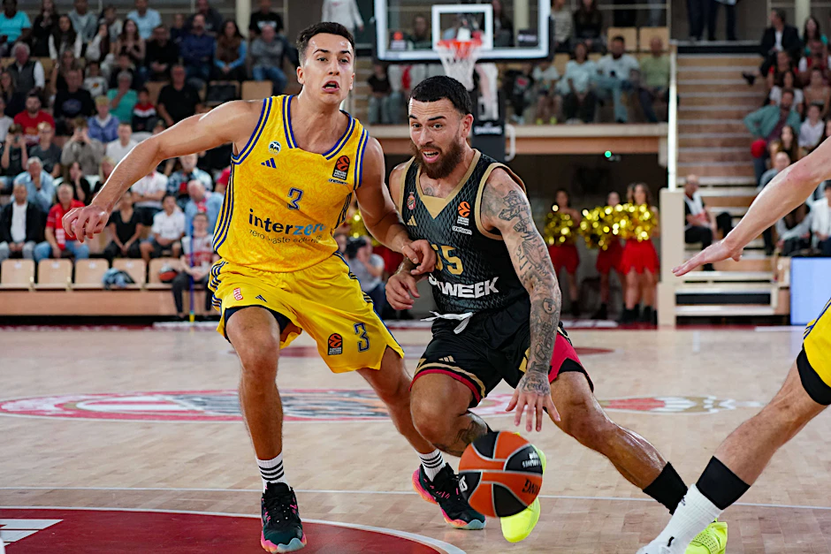 Albas Matteo Spagnolo (l.) lässt Monacos Mike James zum Korb ziehen.