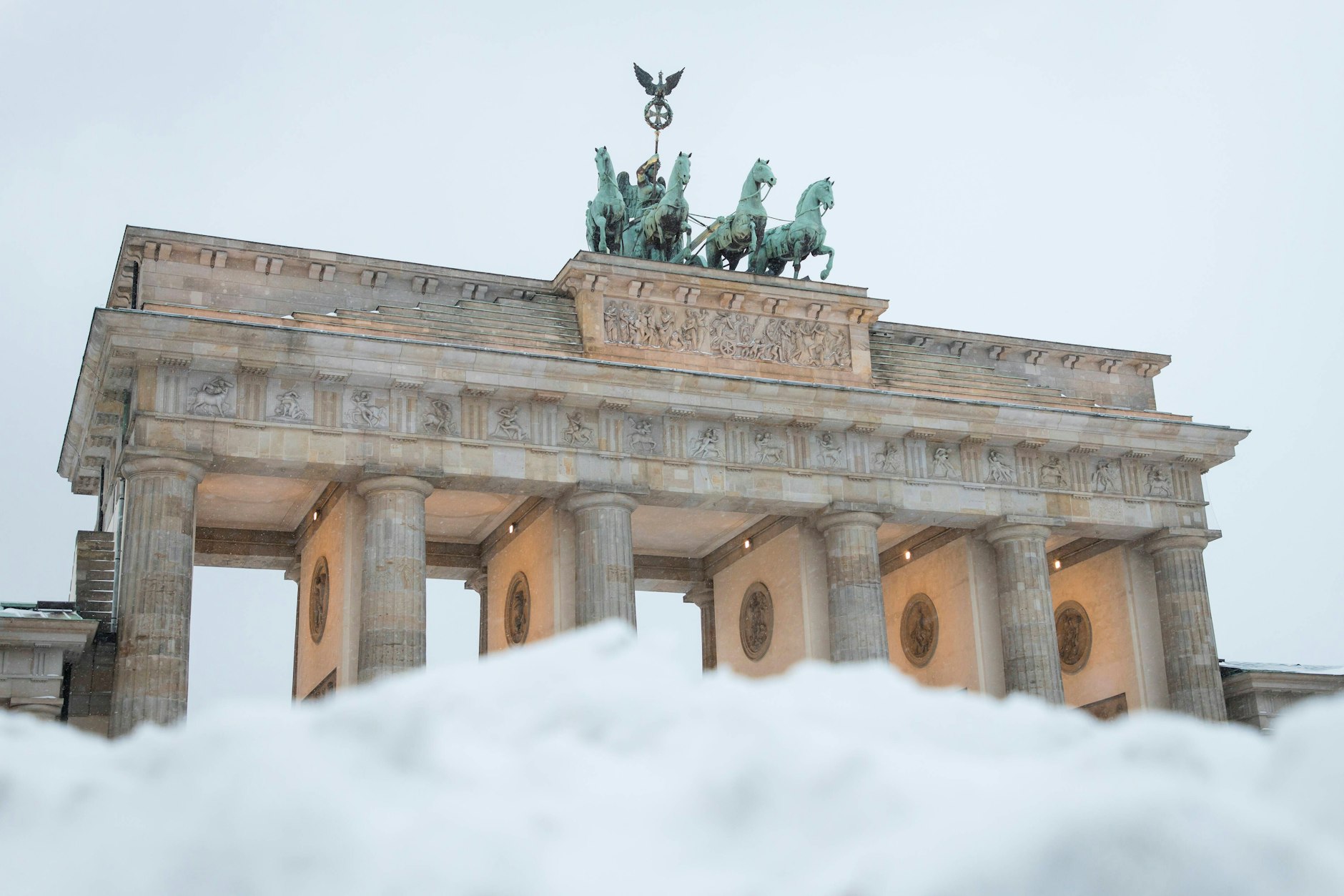 Das Brandenburger Tor im Schnee: 2021 erlebte Berlin einen Super-Winter. Ob das Wetter in diesem Jahr so winterlich wird, bleibt offen.
