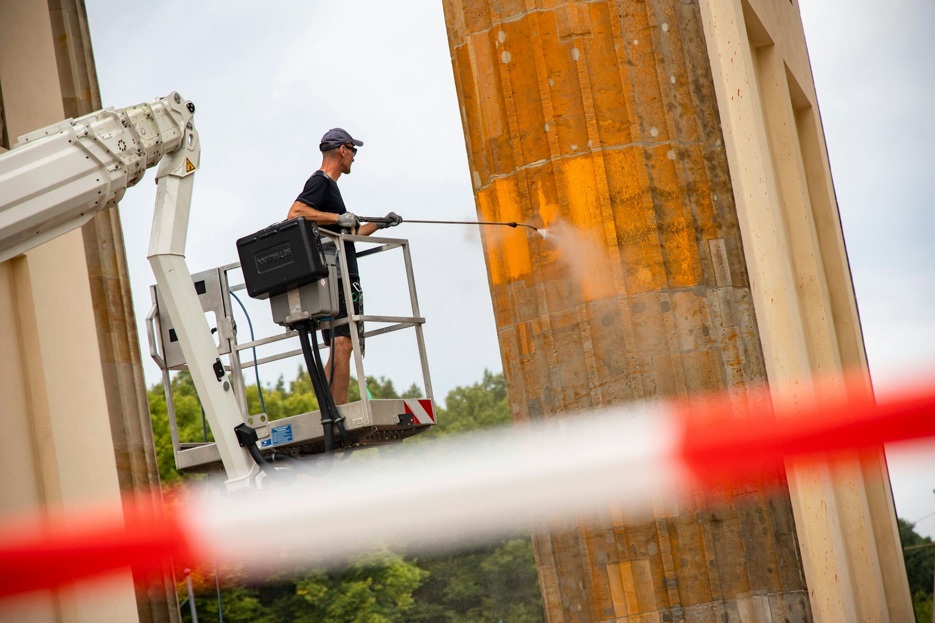 Im September griffen die Klima-Aktivisten der Letzten Generation das Brandenburger Tor mit Farbe an. Die Reinigung ist noch lange nicht abgeschlossen.