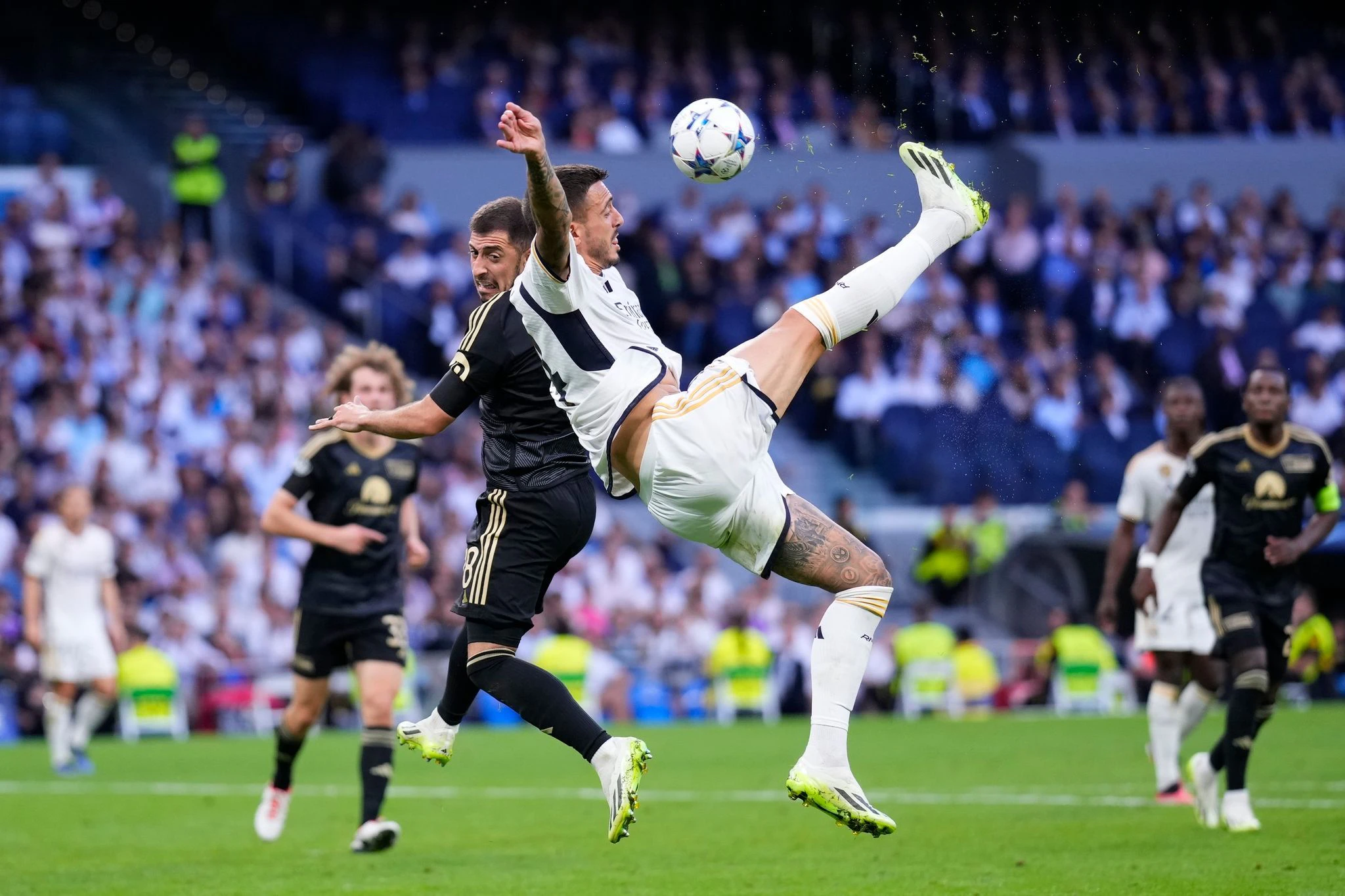 Real Madrids Joselu (r) kämpft mit Unions Josip Juranovic um den Ball.  
