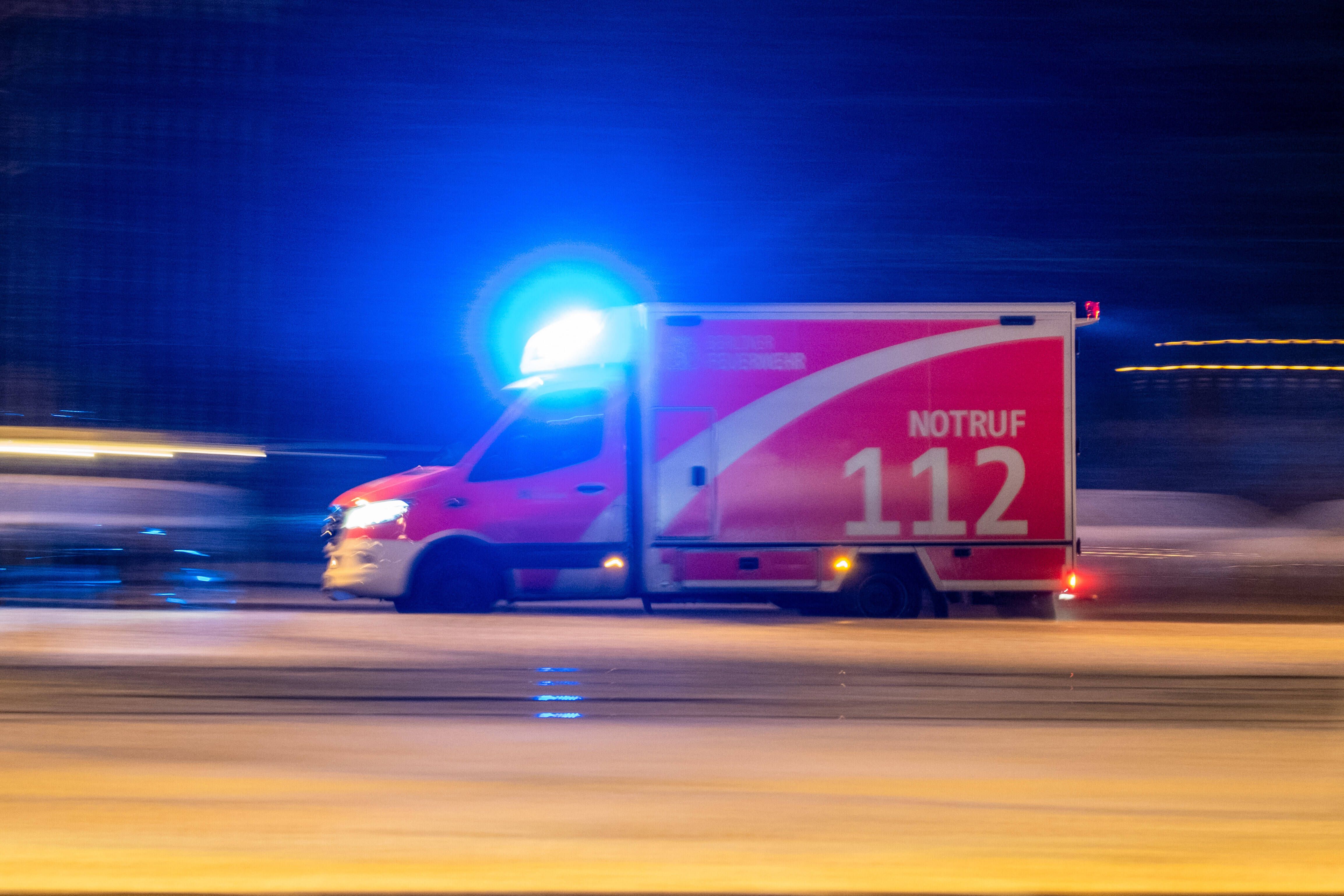 Image - Unfall in Heiligensee: 77-Jähriger rammt geparkten Mercedes und stirbt