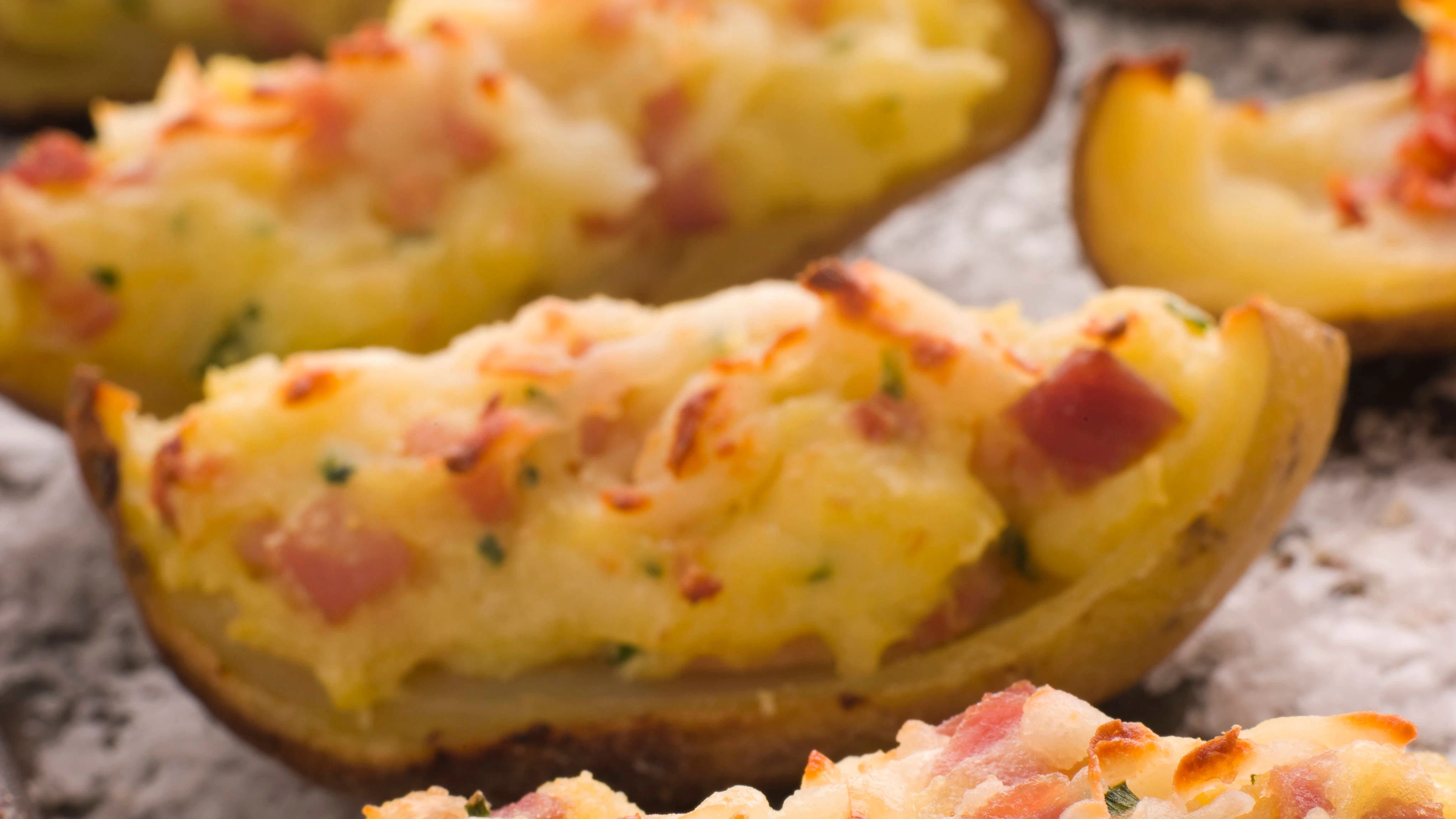 Potato Skins sind leckere, gefüllte Backkartoffeln – die Zubereitung ist nicht schwer.