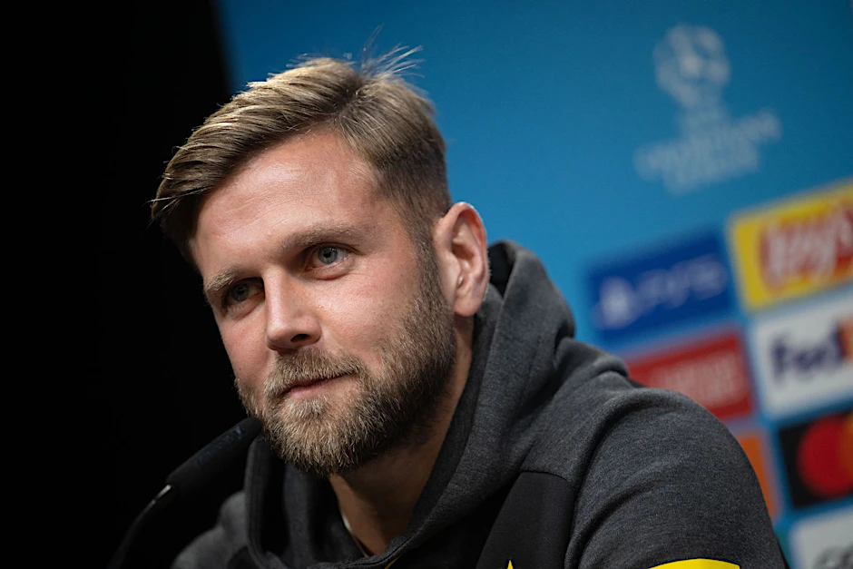 BVB-Stürmer Niclas Füllkrug stellt sich vor das Team.  