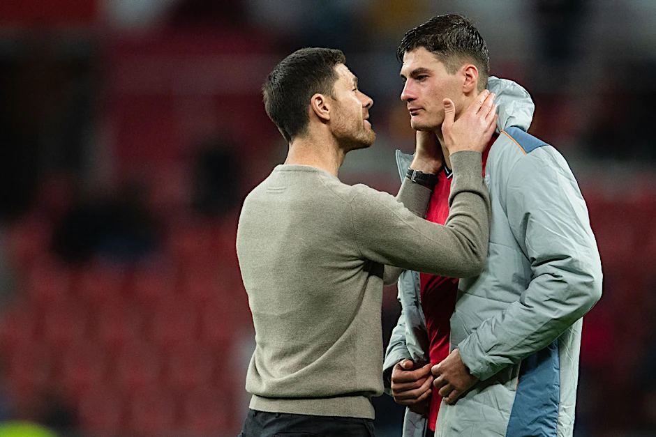 ARCHIV - Leverkusens Patrik Schick (r.) könnte am Wochenende sein Comeback gegen Wolfsburg geben.  