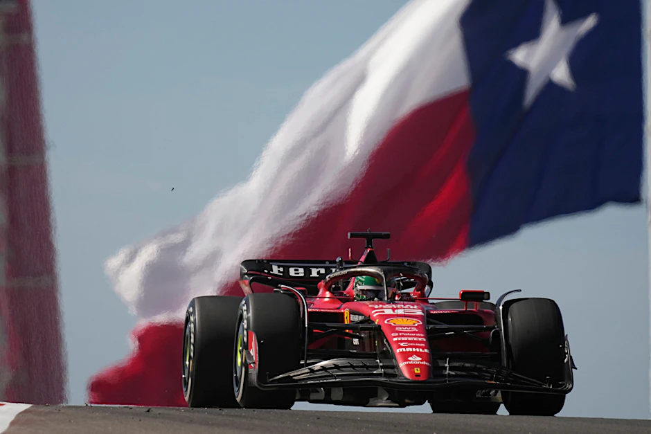 Charles Leclerc steuert seinen Ferrari beim Großen Preis der USA auf die Pole Position.