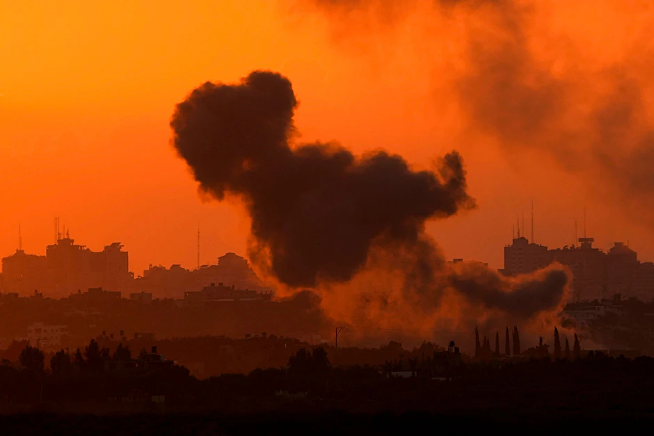 Rauch steigt nach einem israelischen Luftangriff im Gazastreifen auf. Israel will Luftangriffe auf den Gazastreifen verstärken
