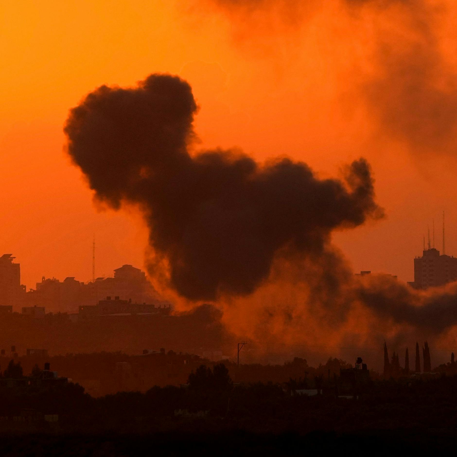 Newsblog: Israel verstärkt ab sofort Luftangriffe auf Gazastreifen ++ Pro-palästinensische Demonstranten zünden Böller auf der Sonnenallee