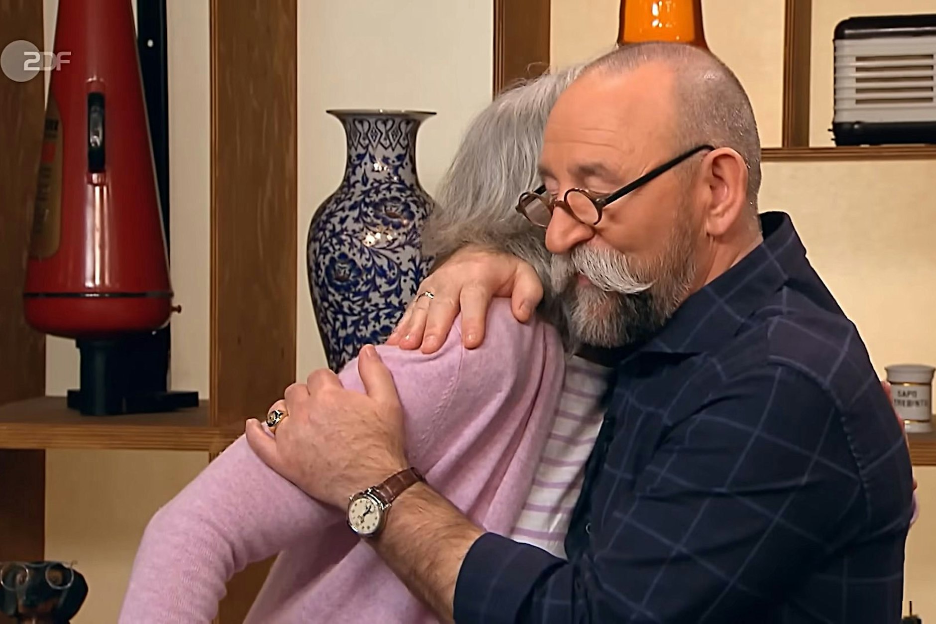 Rührende Szene bei „Bares für Rares“: Horst Lichter muss Kandidatin Petra nach der Expertise trösten.