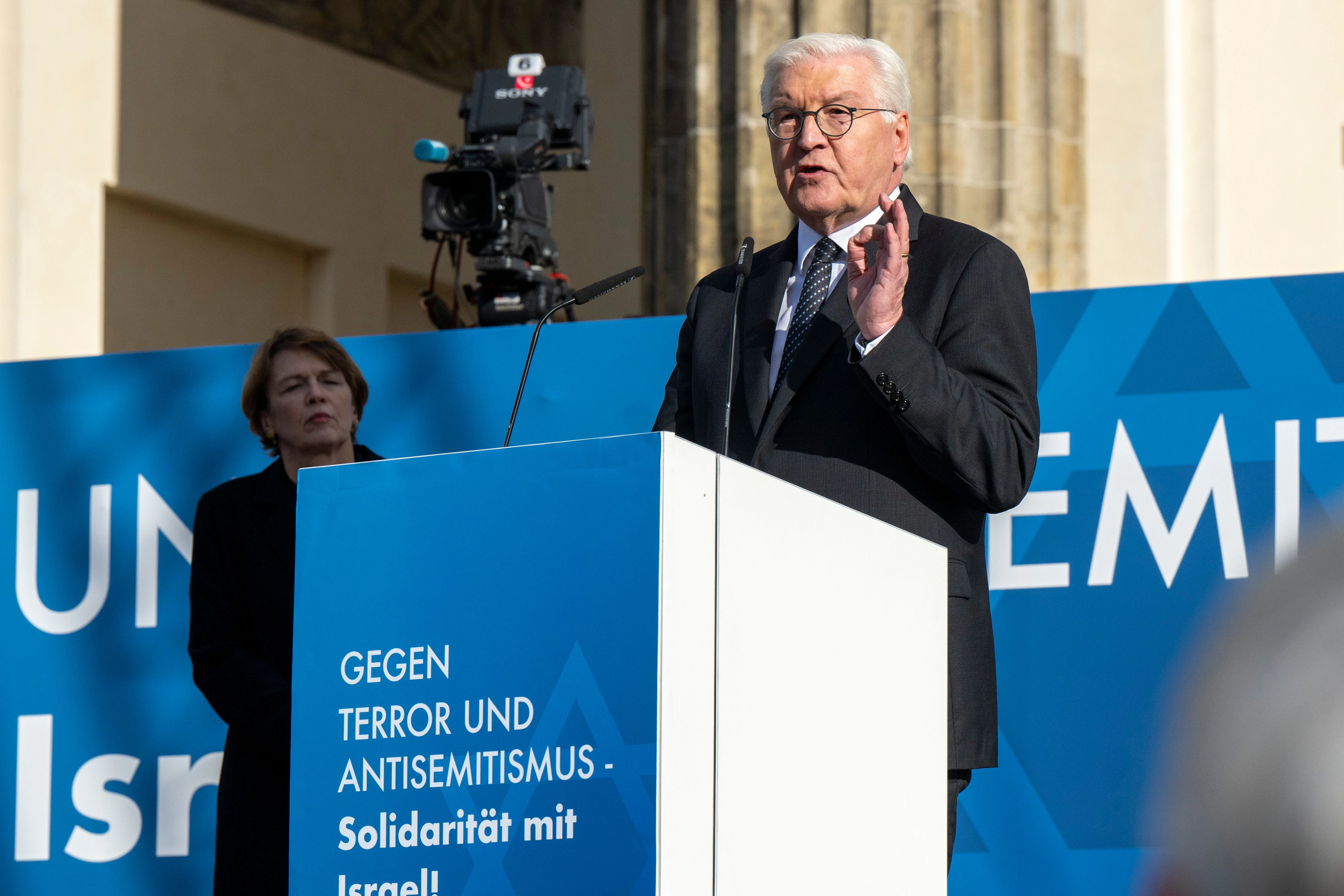 Bundespräsident Frank-Walter Steinmeier spricht bei der Kundgebung „Aufstehen gegen Terror, Hass und Antisemitismus - in Solidarität und Mitgefühl mit Israel“.&nbsp;