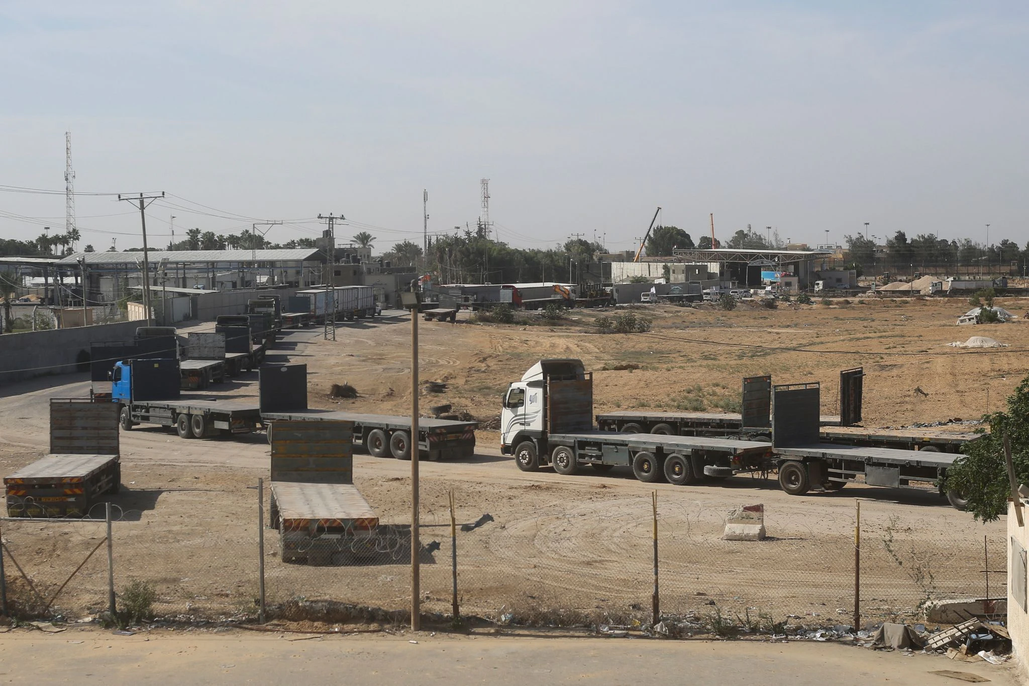 dpatopbilder - Palästinensische Lastwagen stehen im Gazastreifen an der Grenze zu Ägypten an, um humanitäre Hilfe zu transportieren. Erste Hilfslieferungen in den Gazastreifen sind angelaufen.  