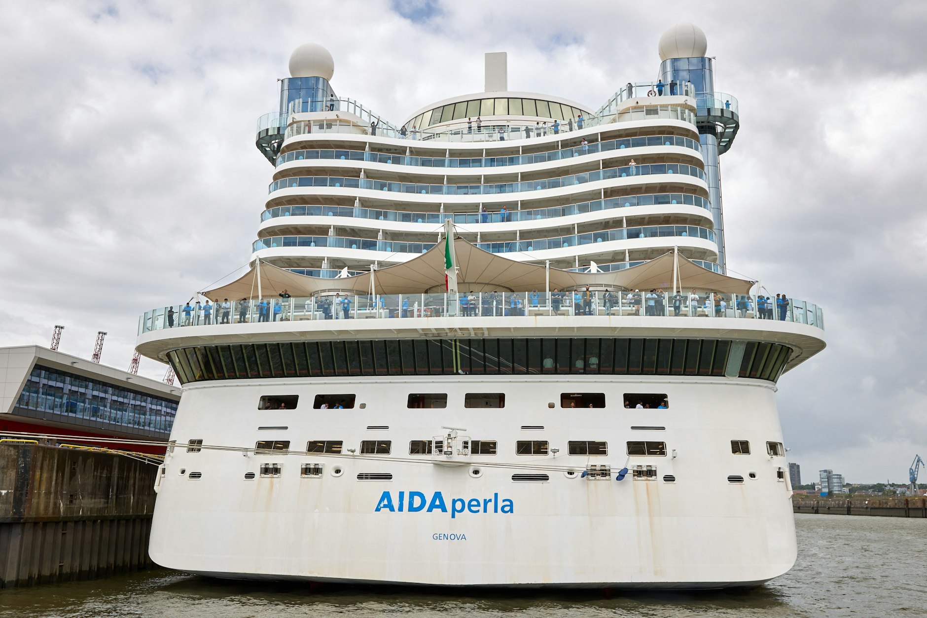 Ein Besatzungsmitglieder des Kreuzfahrtschiffes AIDA Perla wird vermisst.