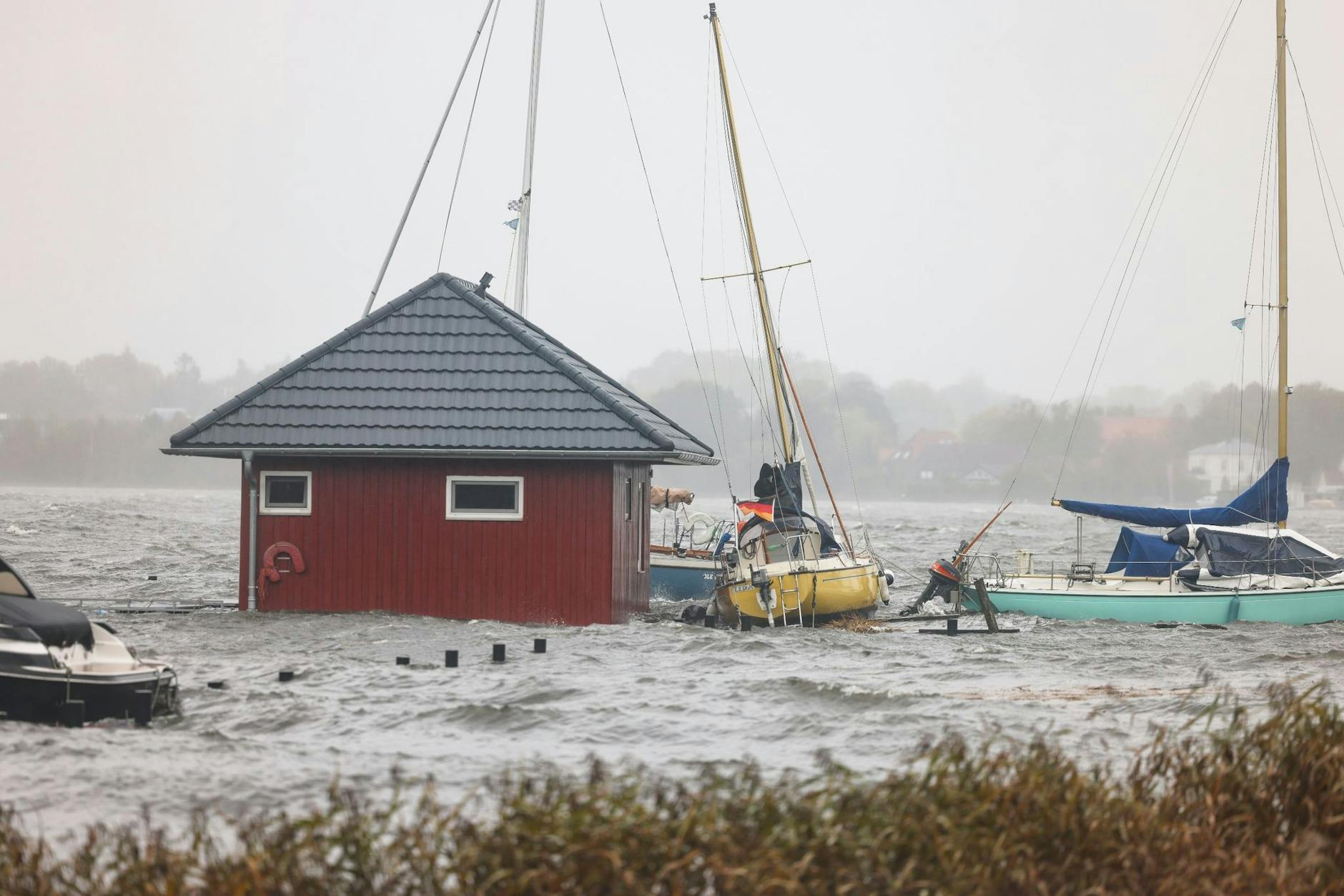 Das Wasser aus der Schlei überschwemmt einen Bootshafen in Schleswig.