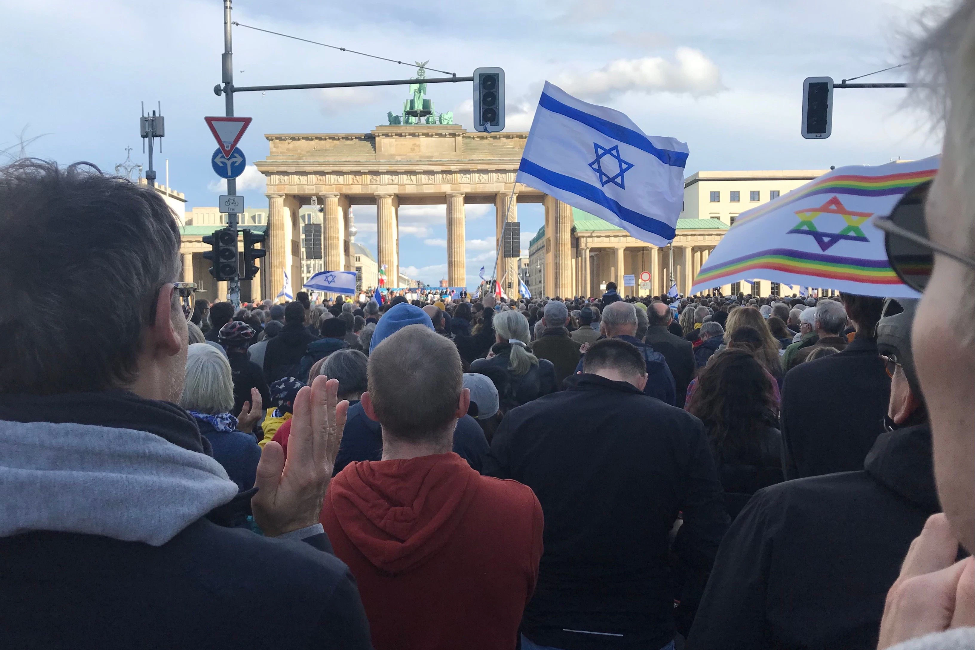 Demonstranten bei der Solidaritätskundgebung für Israel am Brandenburger Tor