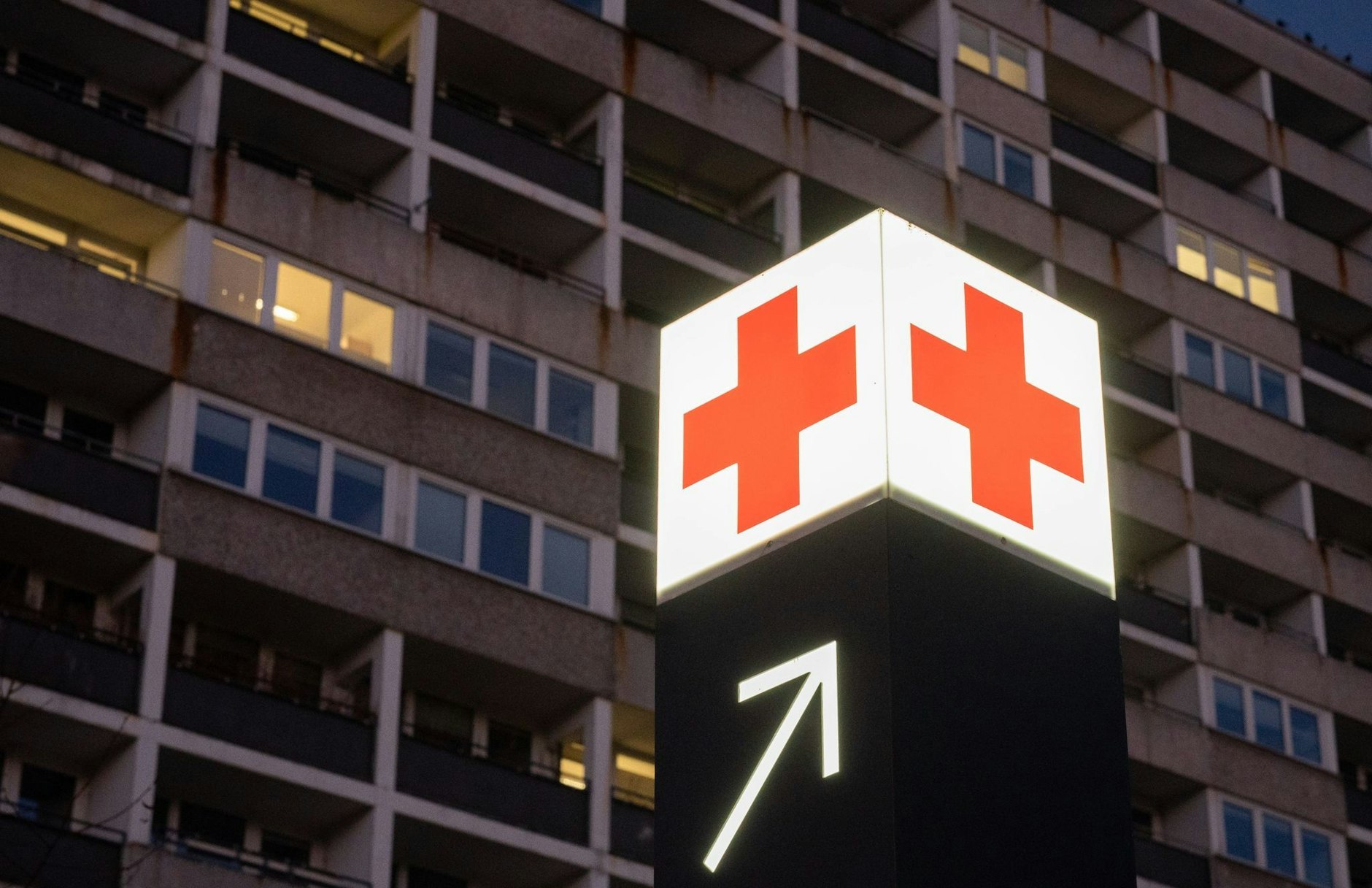 Ein Pfeil weist den Weg zur Notaufnahme eines Krankenhauses.  bild