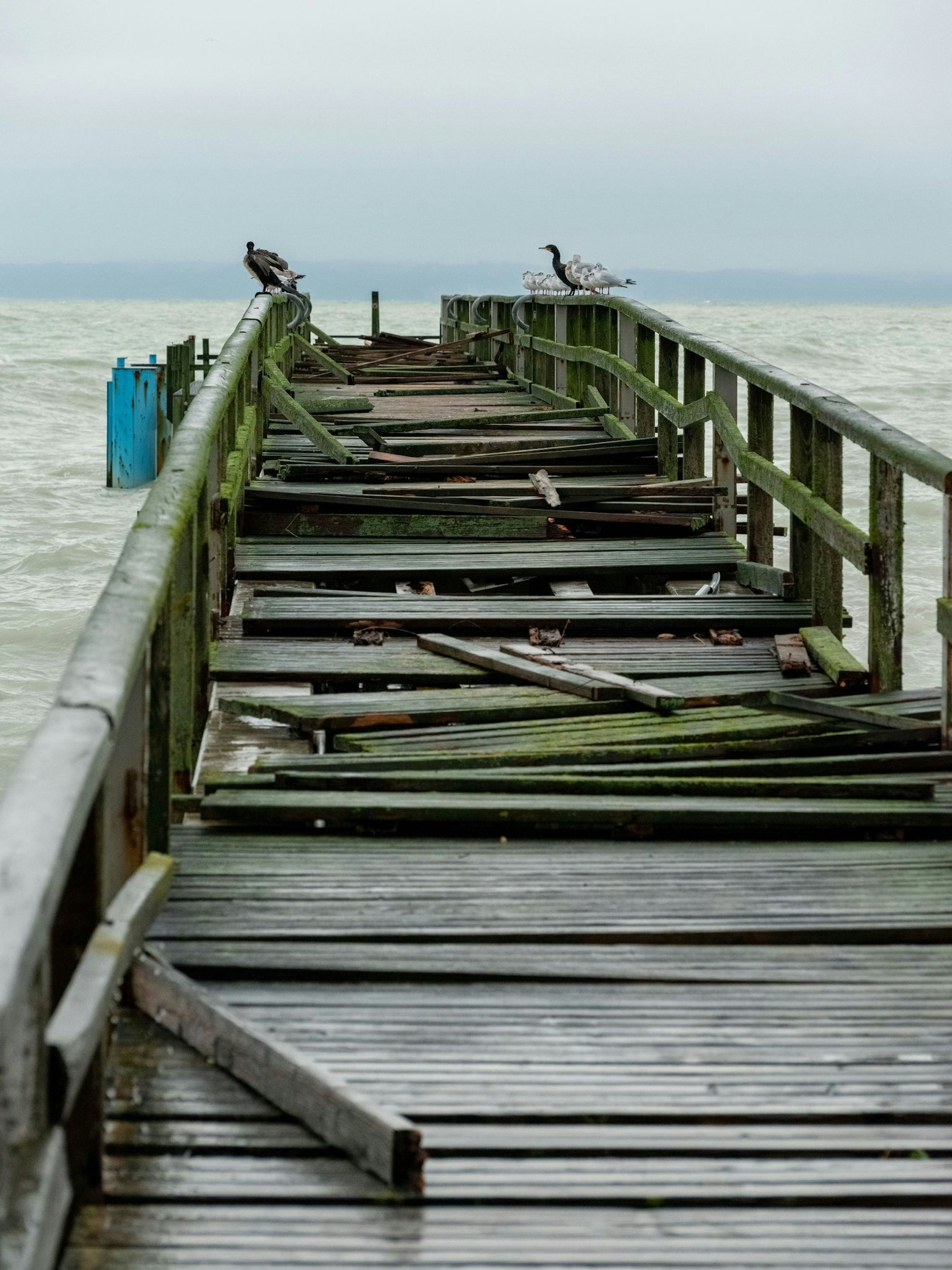 Die ohnehin baufällige Seebrücke in Sassnitz wurde von den Wellen stark beschädigt.  