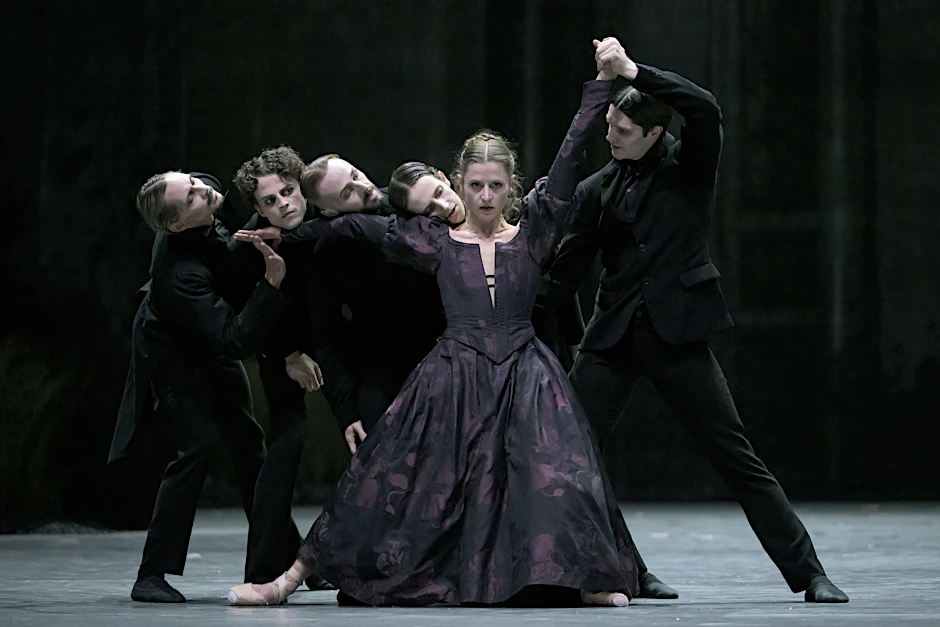 Laues Ballett, das mit etwas Mut zur Biederkeit gewinnen könnte: „Bovary“ an der Deutschen Oper.