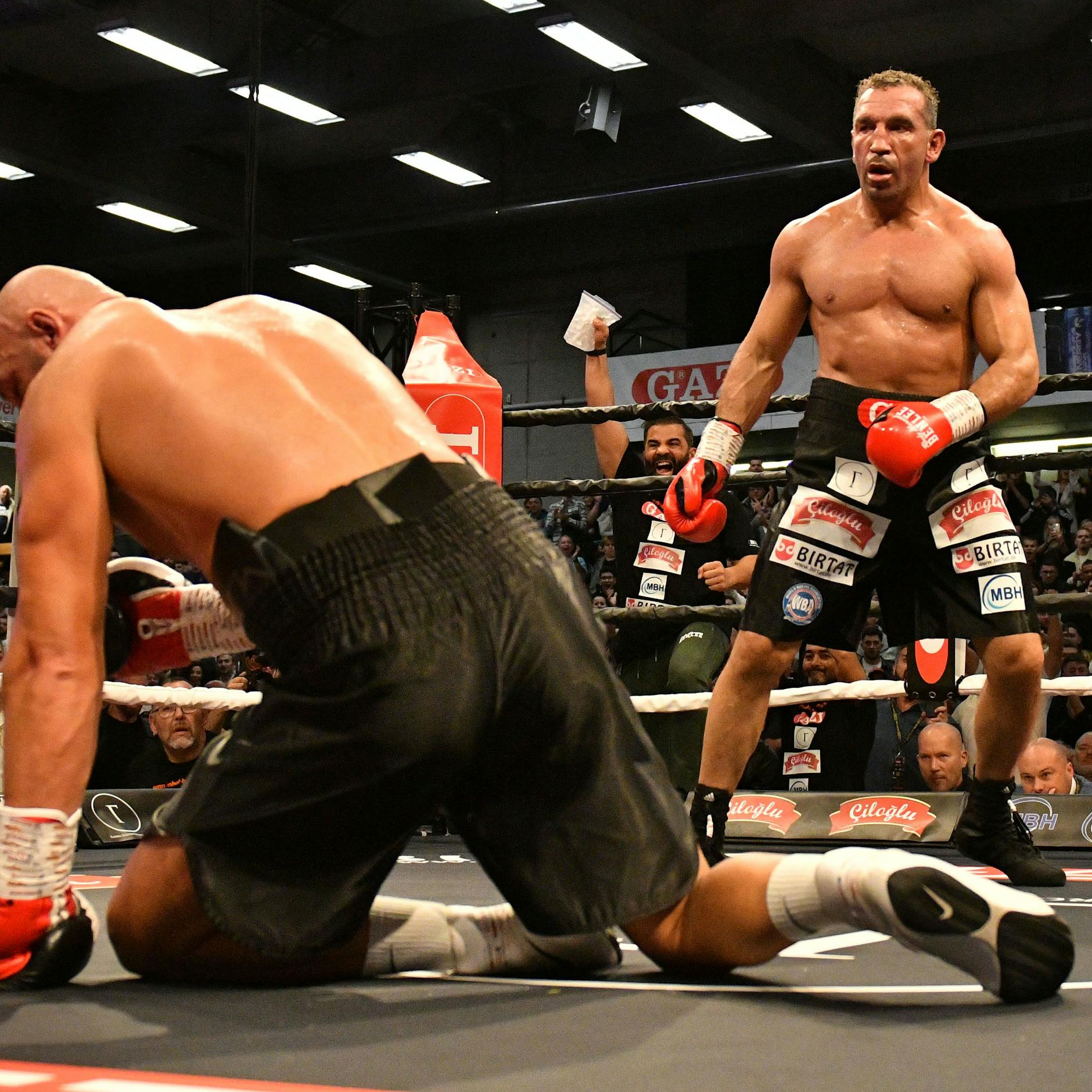 Image - Ältester Boxweltmeister der Geschichte: Firat Arslan gewinnt zum Karriereende