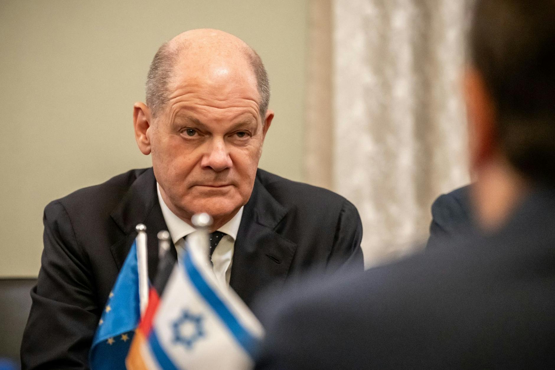 Während seines Besuchs in Tel Aviv musste Bundeskanzler Olaf Scholz (SPD) wegen eines Raketenalarms in einen Schutzraum.