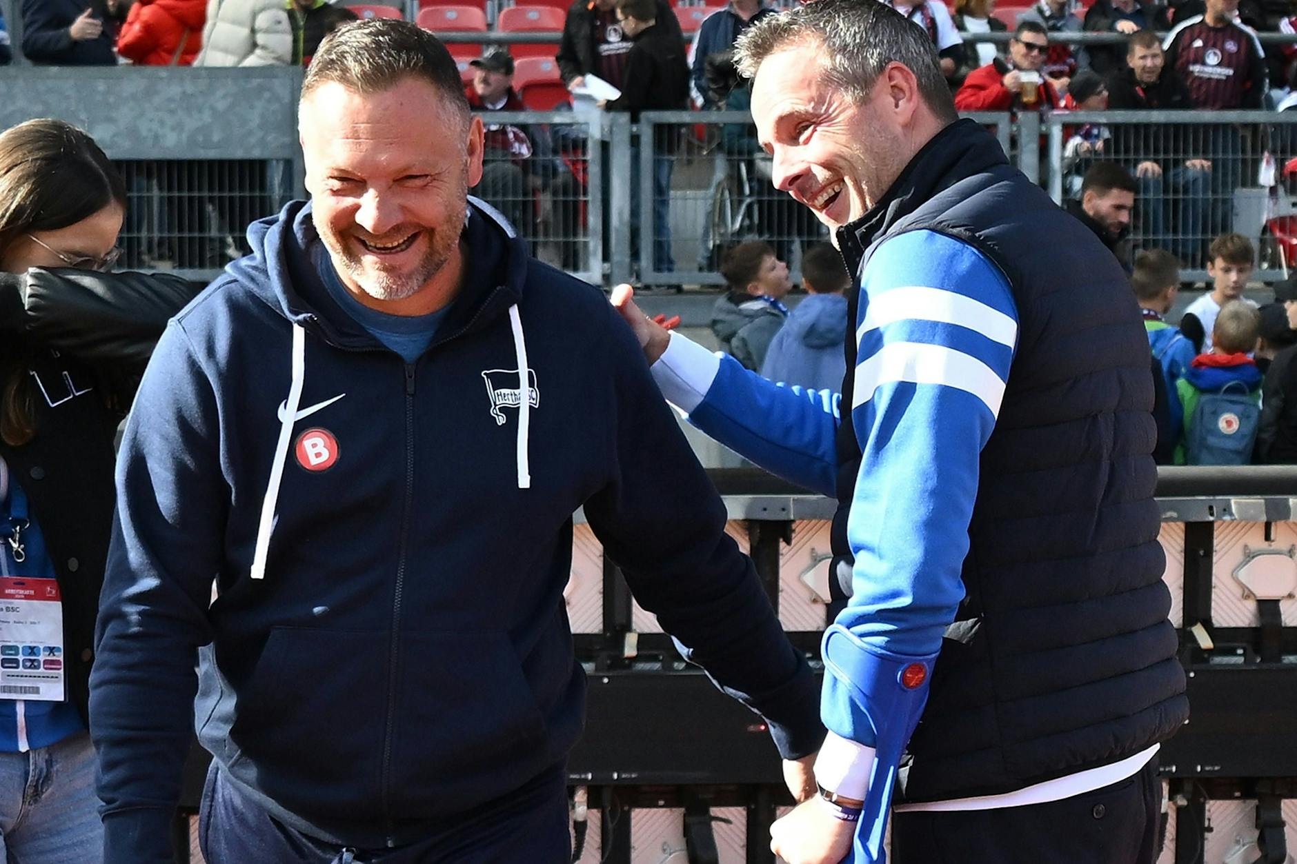 Herthas Präsident Kay Bernstein klopft Trainer Pal Dardai vor dem Anpfiff auf die Shulter.