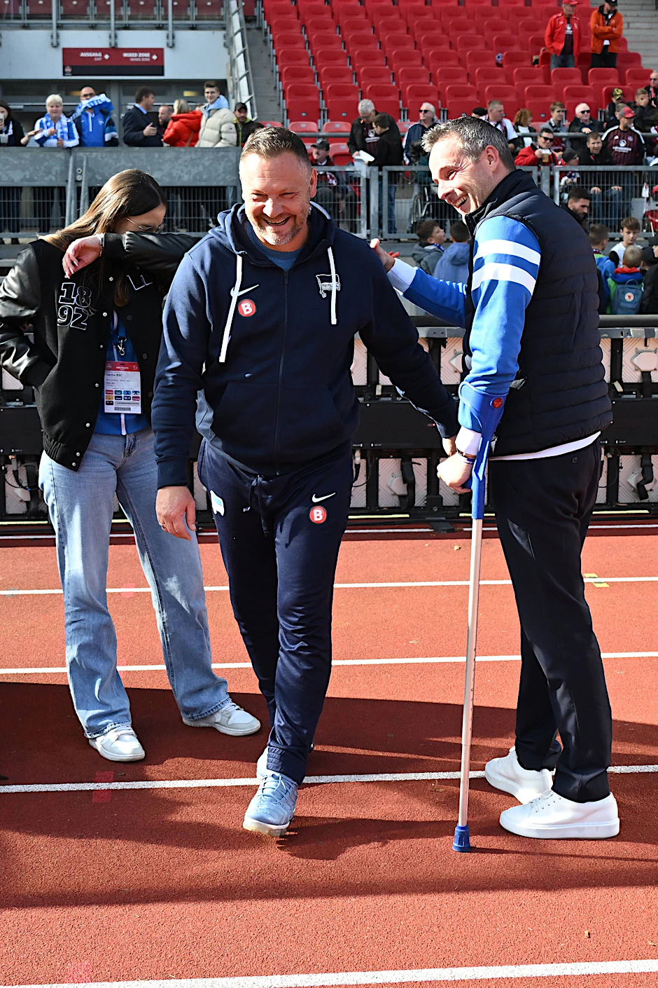 Herthas Präsident Kay Bernstein klopft Trainer Pal Dardai vor dem Anpfiff auf die Shulter.