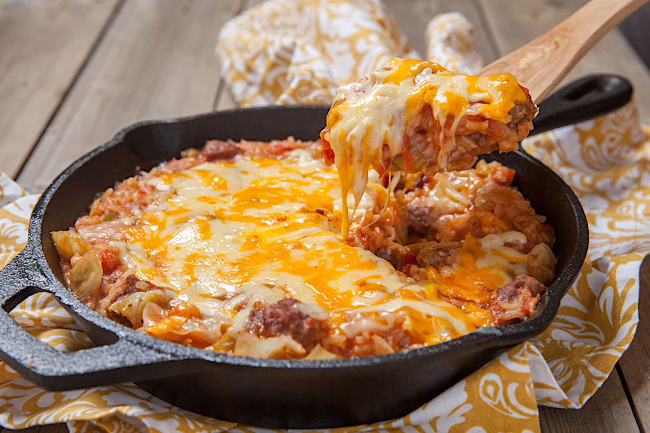 Dieses Rezept für Auflauf aus Weißkohl und Hackfleisch schmeckt der ganzen Familie - der Auflauf ist mit Käse überbacken.