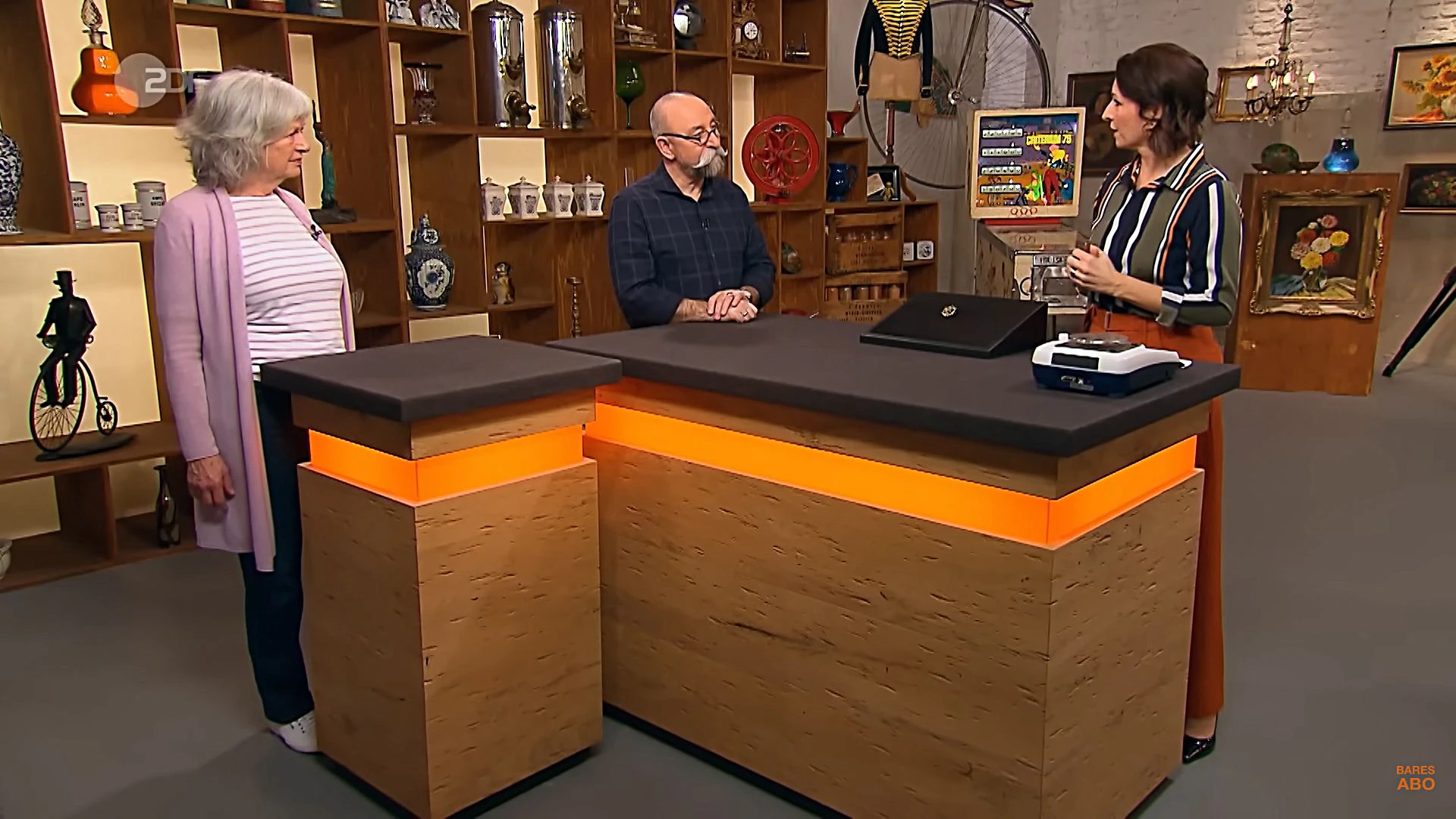 „Bares für Rares“-Kandidatin Petra mit Moderator Horst Lichter und Schmuck-Expertin Wendela Horz bei der Expertise.