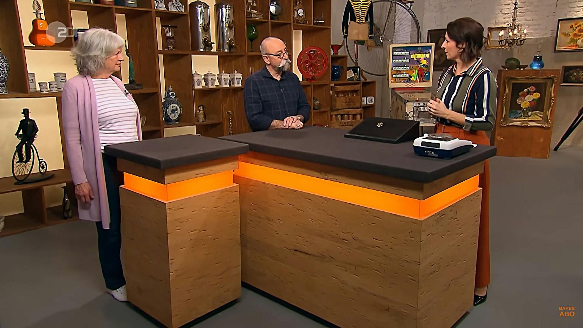 „Bares für Rares“-Kandidatin Petra mit Moderator Horst Lichter und Schmuck-Expertin Wendela Horz bei der Expertise.