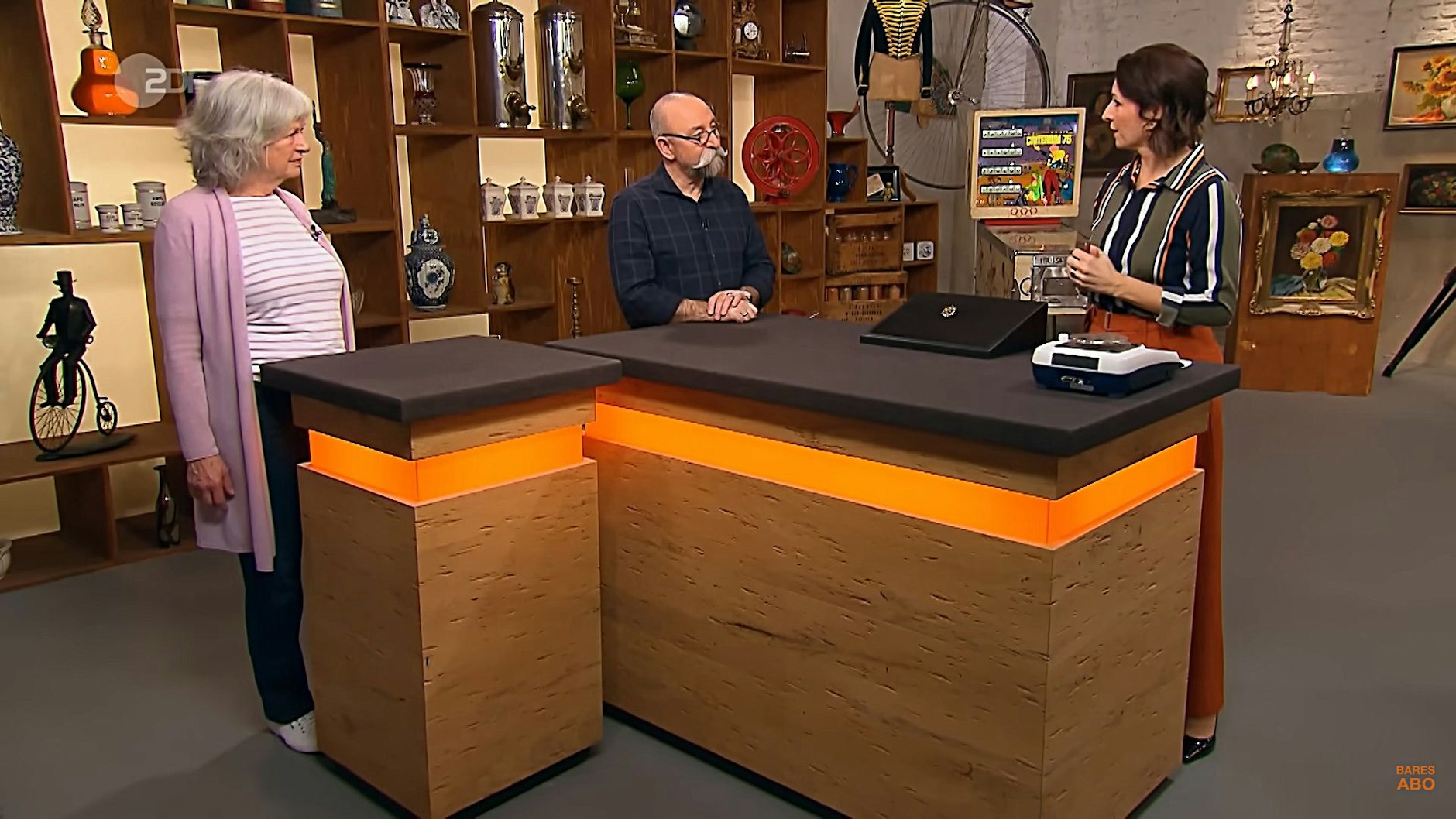 „Bares für Rares“-Kandidatin Petra mit Moderator Horst Lichter und Schmuck-Expertin Wendela Horz bei der Expertise.