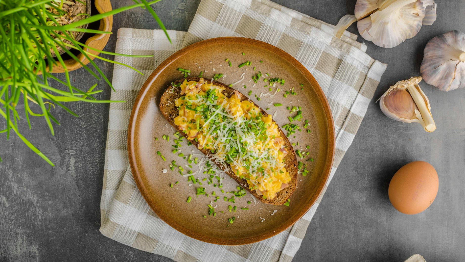 Affenfett, der leckere Brotaufstrich aus der DDR: Sieht aus wie Rührei, ist aber wesentlich cremiger! Das Rezept sollten Sie unbedingt probieren.