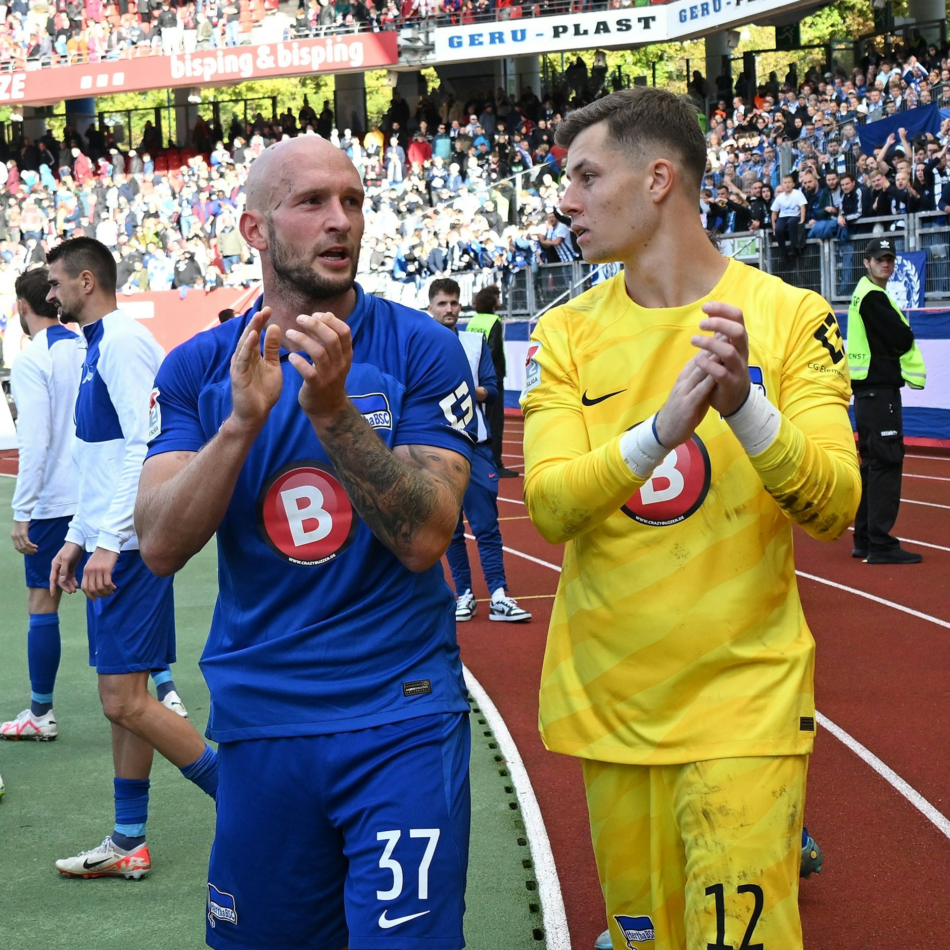 Kapitän Toni Leistner und Torwart Tjark Ernst konnte nur Beifall für die mitgereisten Hertha-Fans klatschen.