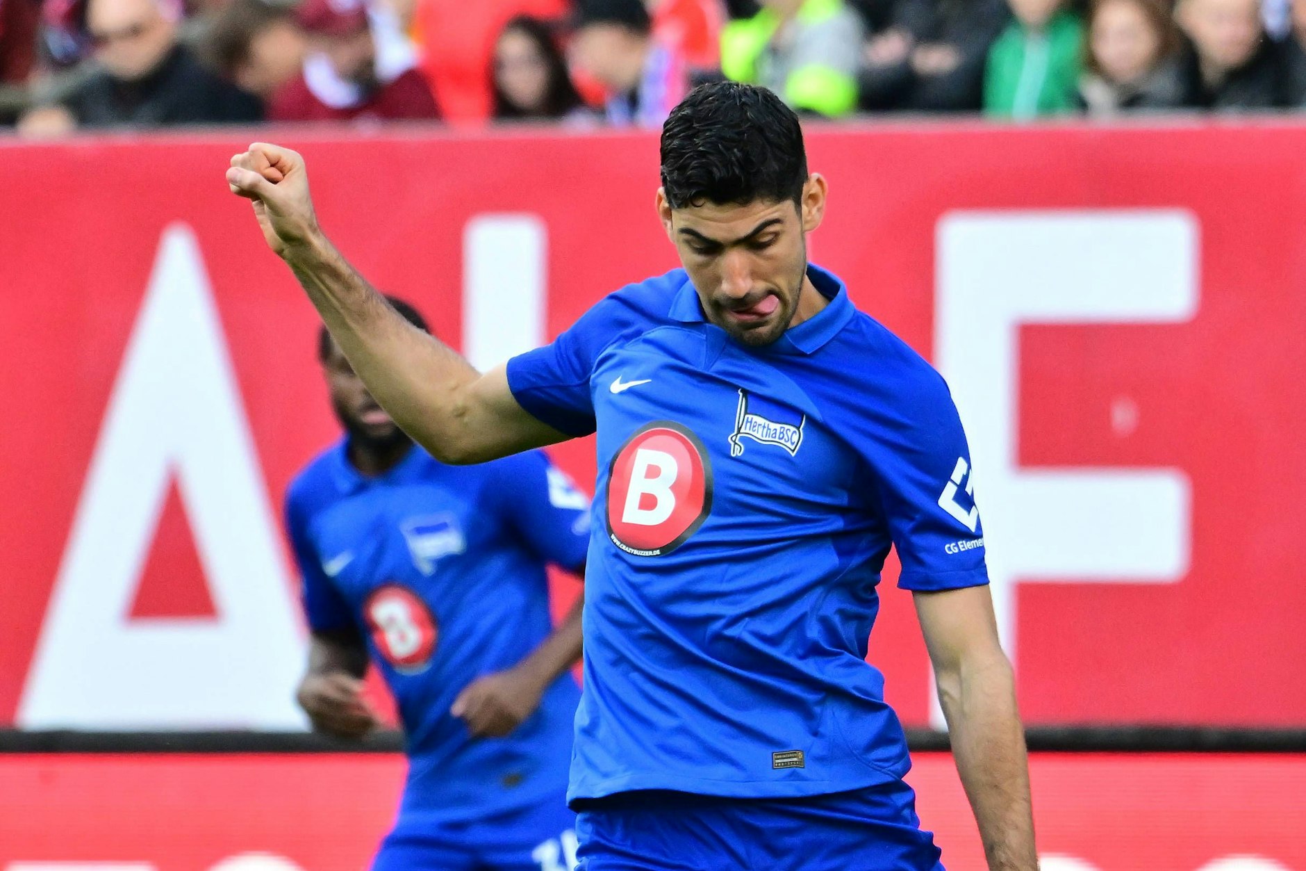 Herthas Mittelfeldspieler Andreas Bouchalakis machte einen fatalen Fehlpass und Verteidiger Kempf flog vom Platz.