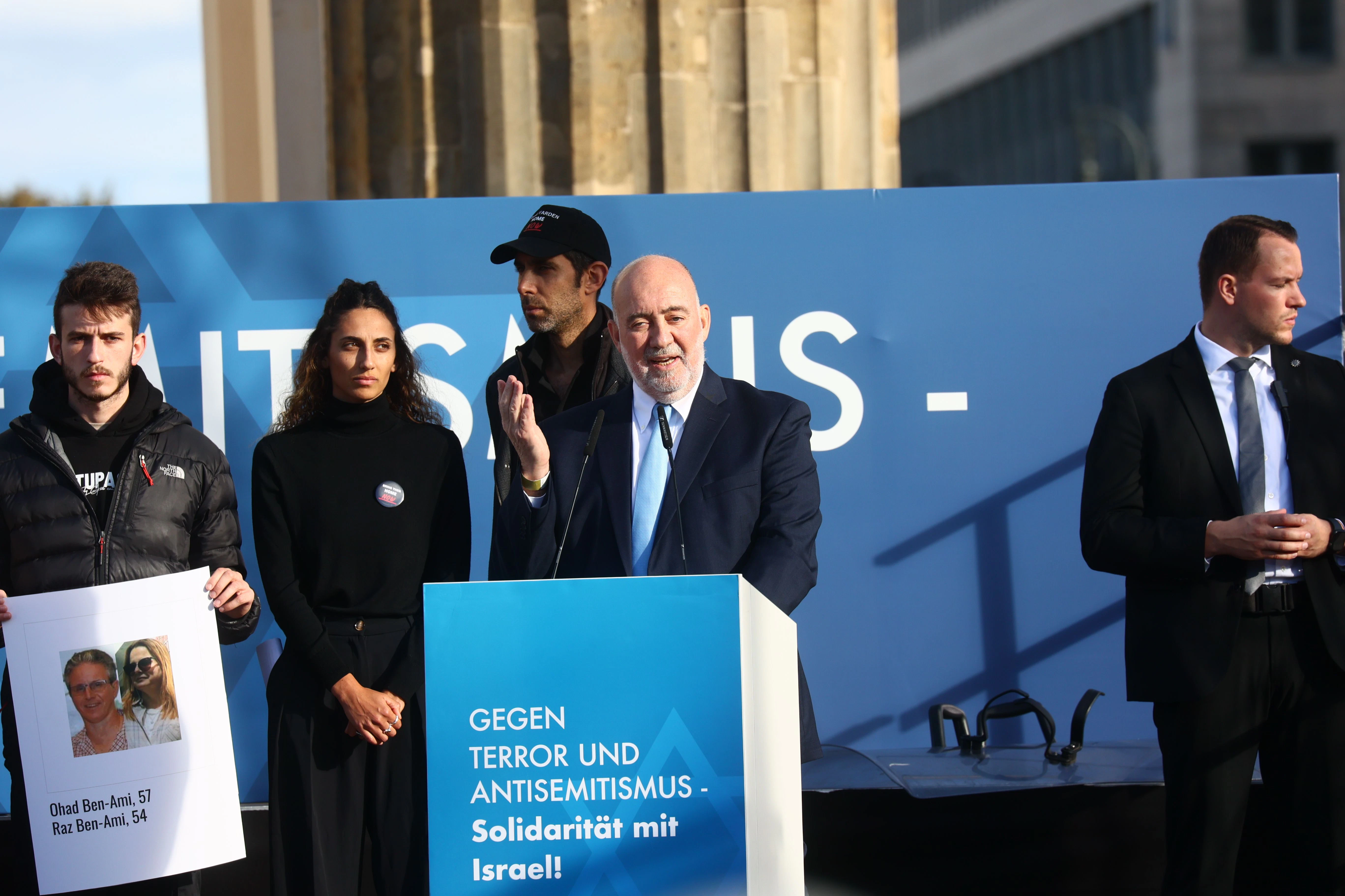 Der israelische Botschafter Ron Prosor hält eien Ansprache während einer Demonstration gegen Antisemitismus und in Solidarität mit Israel vor dem Brandenburger Tor in Berlin am 22. Oktober 2023.