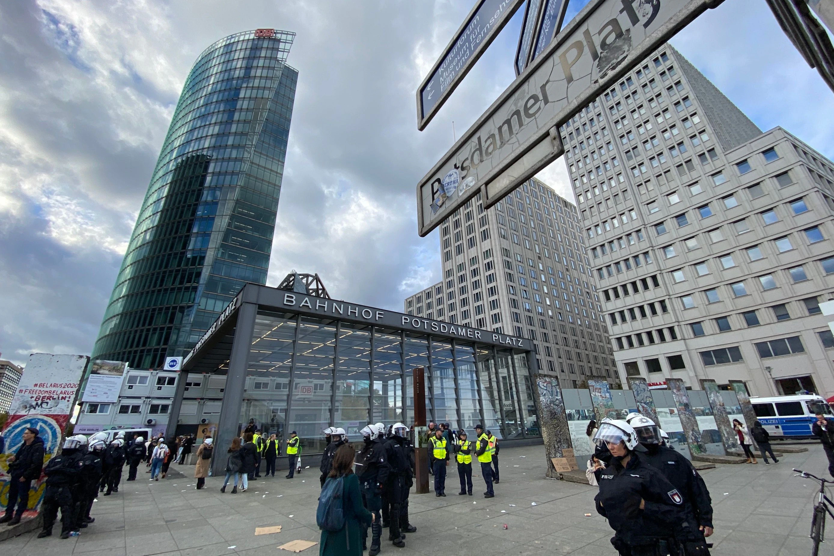 Die Polizei hat die verbotene Ansammlung am Potsdamer Platz aufgelöst.