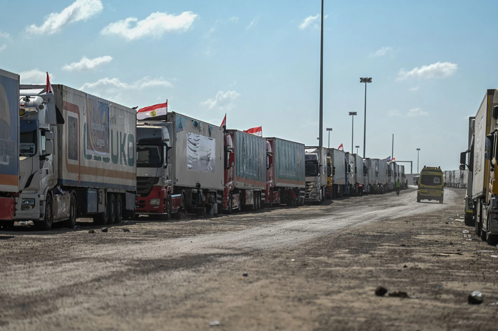 Ein mit Hilfsgütern beladener LKW-Konvoi am Grenzübergang Rafah zwischen Ägypten und dem Gazastreifen.  