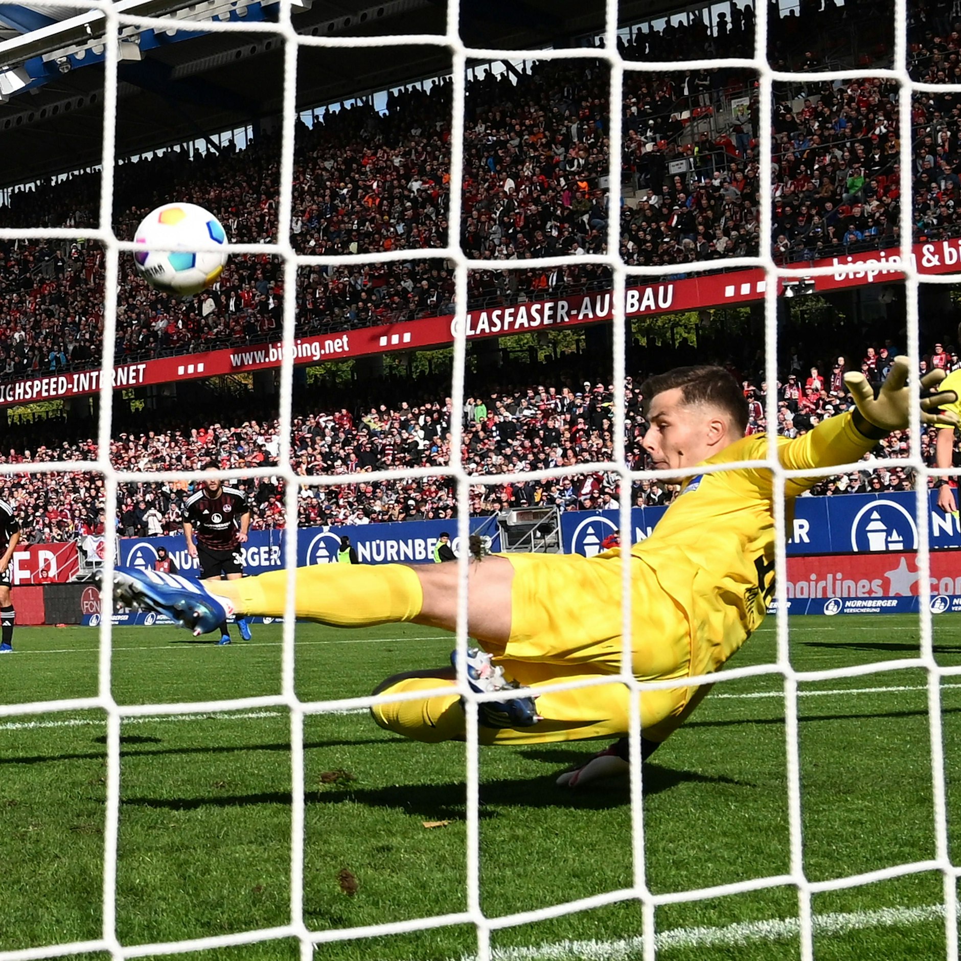 Hertha-Torwart hält mit dem linken Fuß den Elfer des Nürnbergers Can Uzun.