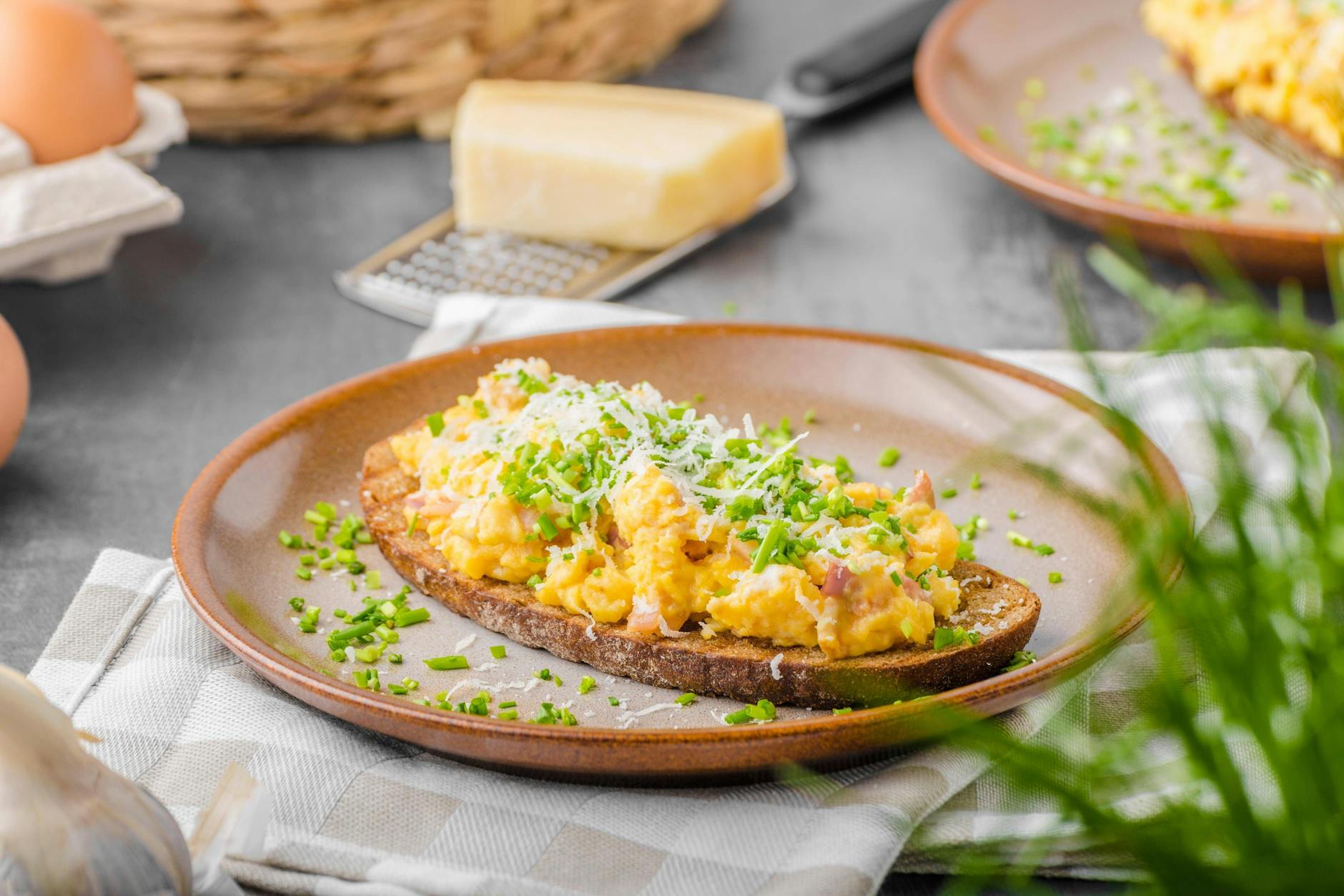 Affenfett ist ein leckerer Brotaufstrich aus Eiern, Milch und Speck. Er erinnert an Rührei, wird laut Rezept aber viel langsamer erhitzt, damit er cremiger wird.