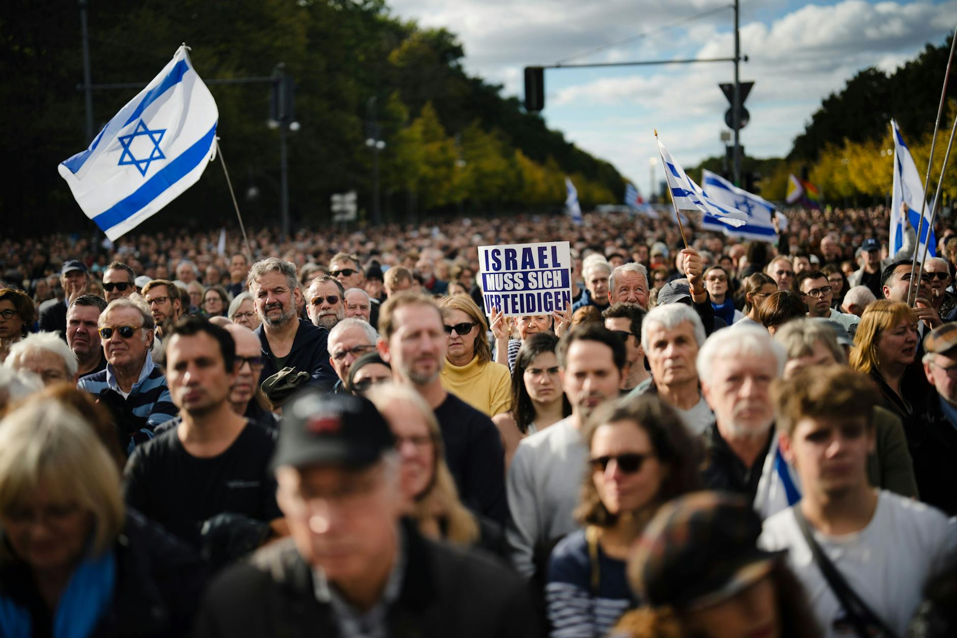 Tausende kamen zur Kundgebung für Israel ans Brandenburger Tor in Berlin.