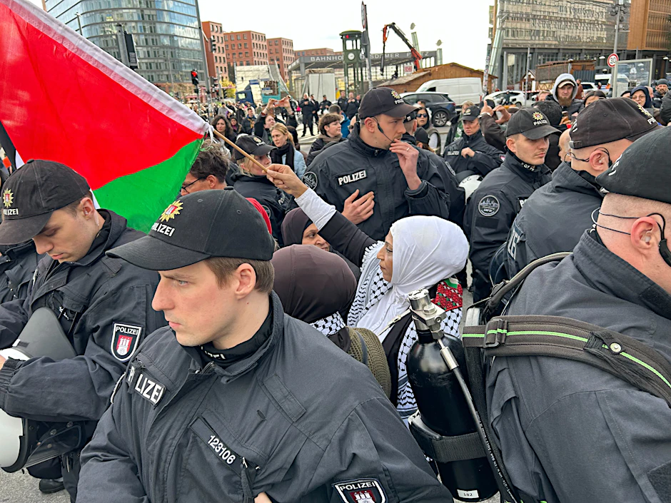 Polizisten umringen am Potsdamer Platz Teilnehmerinnen einer pro-palästinensischen Demonstration, die zuvor verboten wurde.