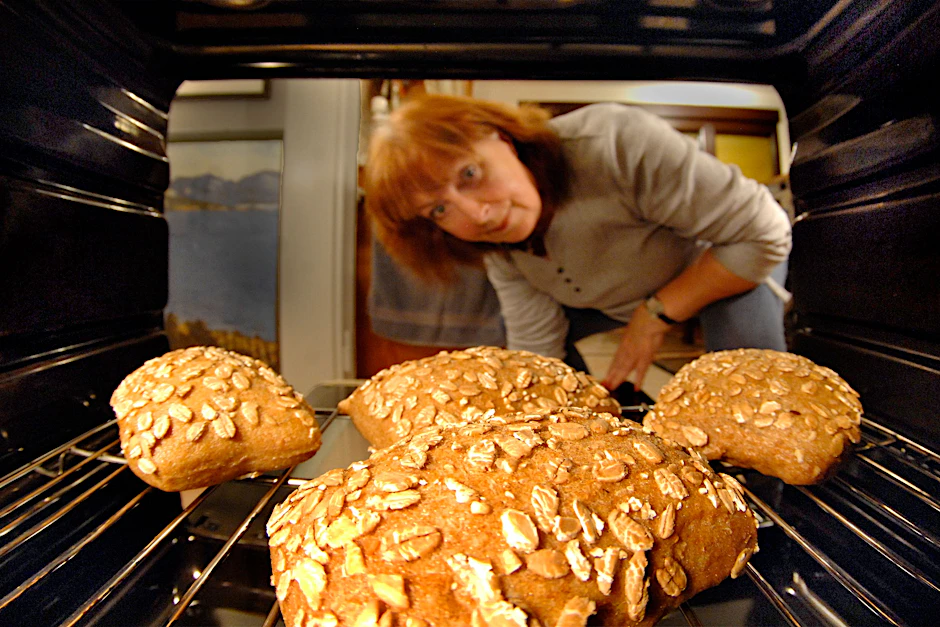 Unter den meisten Backöfen findet sich eine Schublade, die oft als Lagerraum für Auflaufformen oder Kuchenbleche verwendet wird. Aber: Wofür ist sie wirklich da?