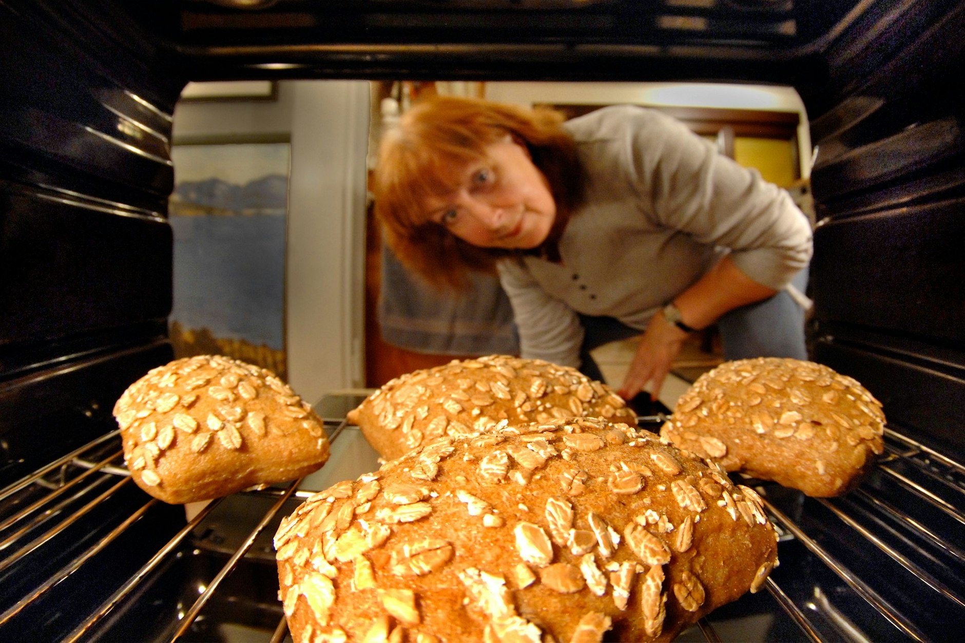 Unter den meisten Backöfen findet sich eine Schublade, die oft als Lagerraum für Auflaufformen oder Kuchenbleche verwendet wird. Aber: Wofür ist sie wirklich da?