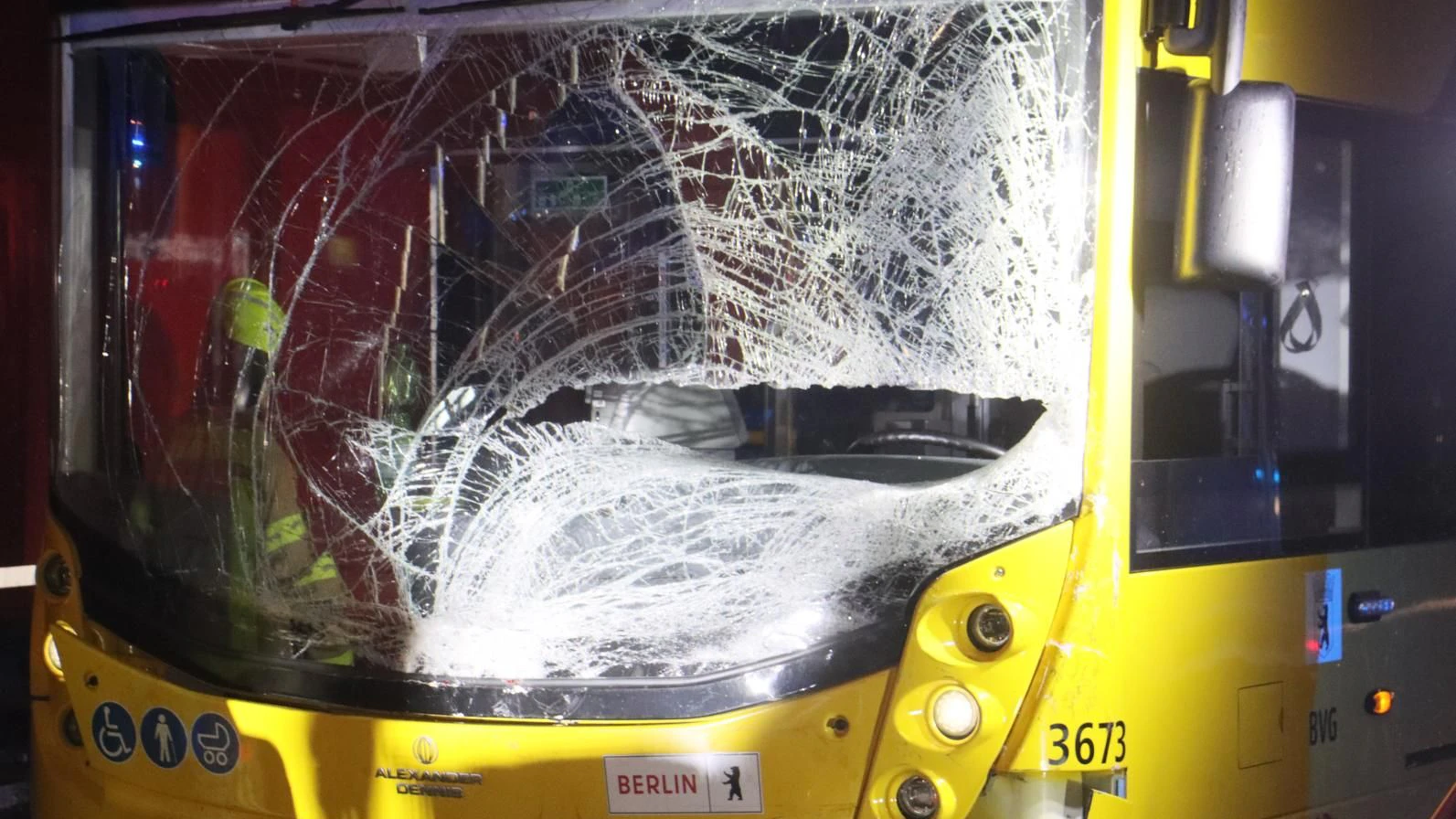 Auch der BVG-Bus wurde durch den Unfall zerstört, die Scheibe riss ein. 15 Fahrgäste befanden sich zum Zeitpunkt des Crashs in dem Fahrzeug.
