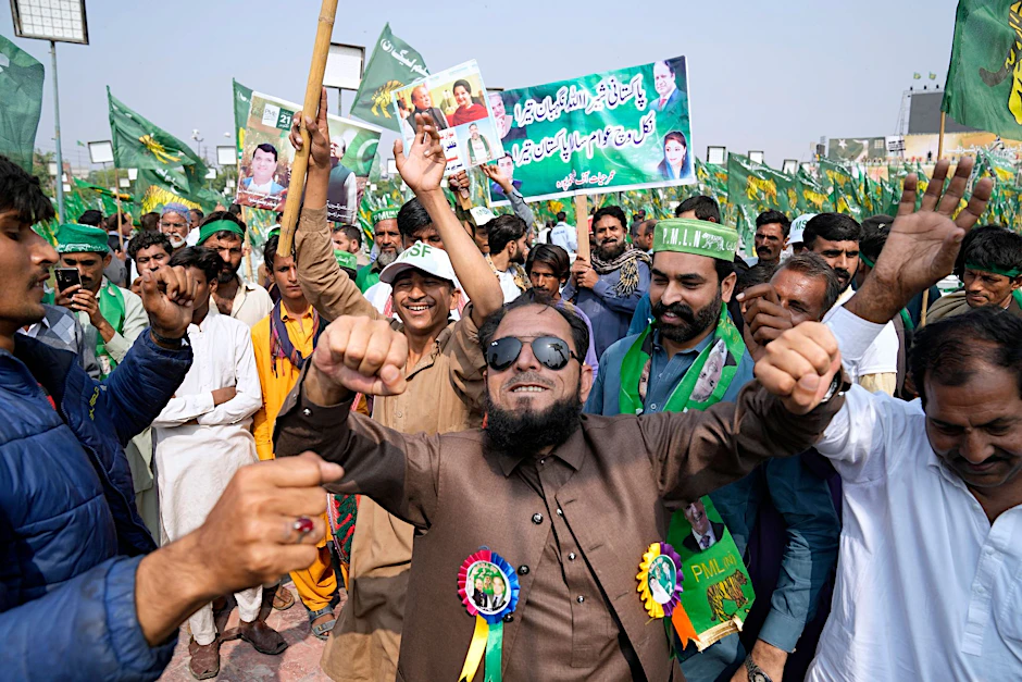 Anhänger des ehemaligen pakistanischen Premierministers Sharif tanzen vor einer Begrüßungskundgebung.  