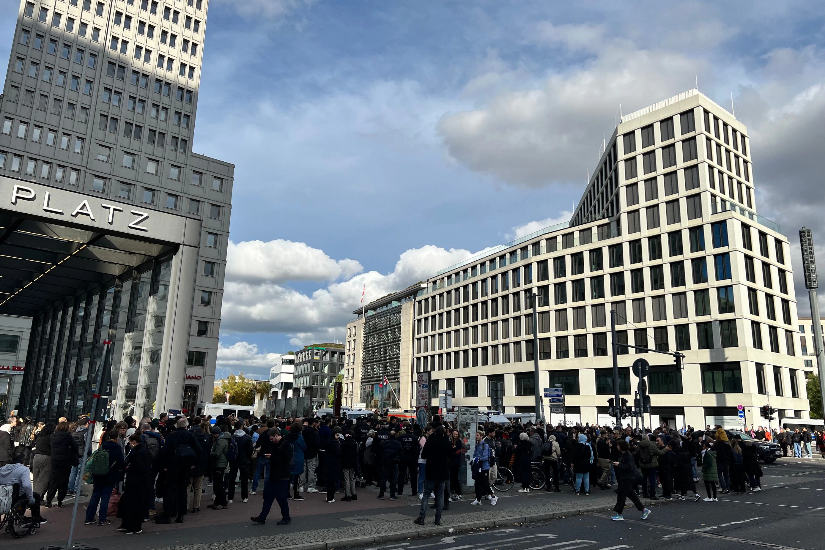 Demonstranten versammeln sich am Potsdamer Platz trotz eines Demo-Verbots.