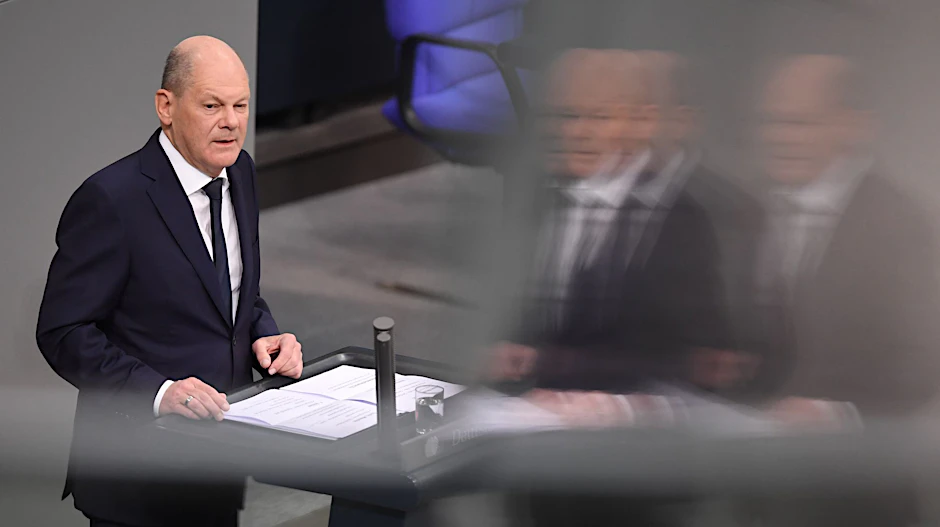 Bundeskanzler Olaf Scholz (SPD) gibt im Plenum des Deutschen Bundestages eine Regierungserklärung.  