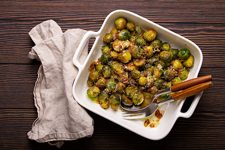Rosenkohl mit Parmesan und Knoblauch aus dem Ofen ist das perfekte Rezept für den Feierabend.