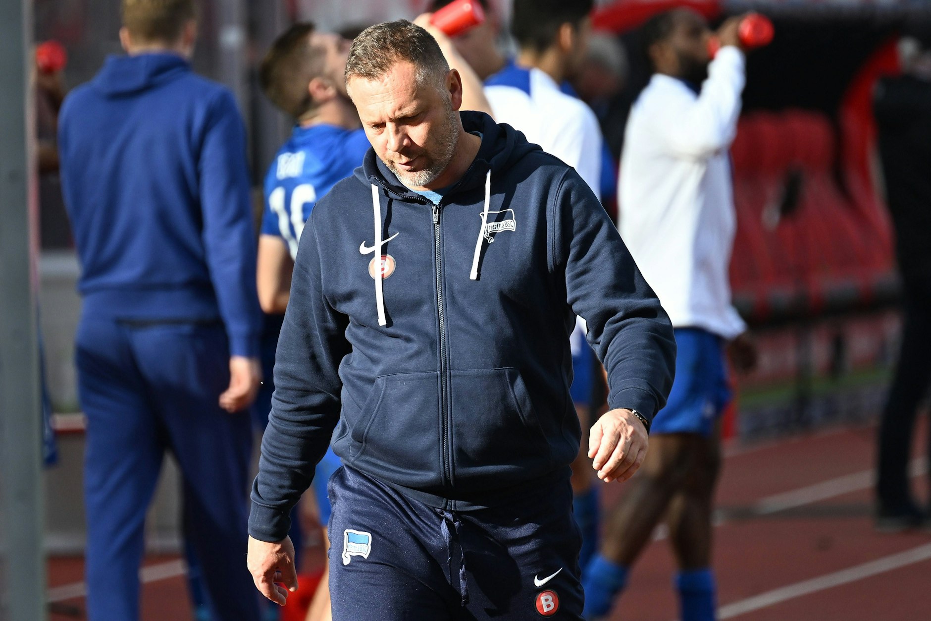 Herthas Trainer Pal Dardai ist nach dem Abpfiff in Nürnberg sehr nachdenklich.