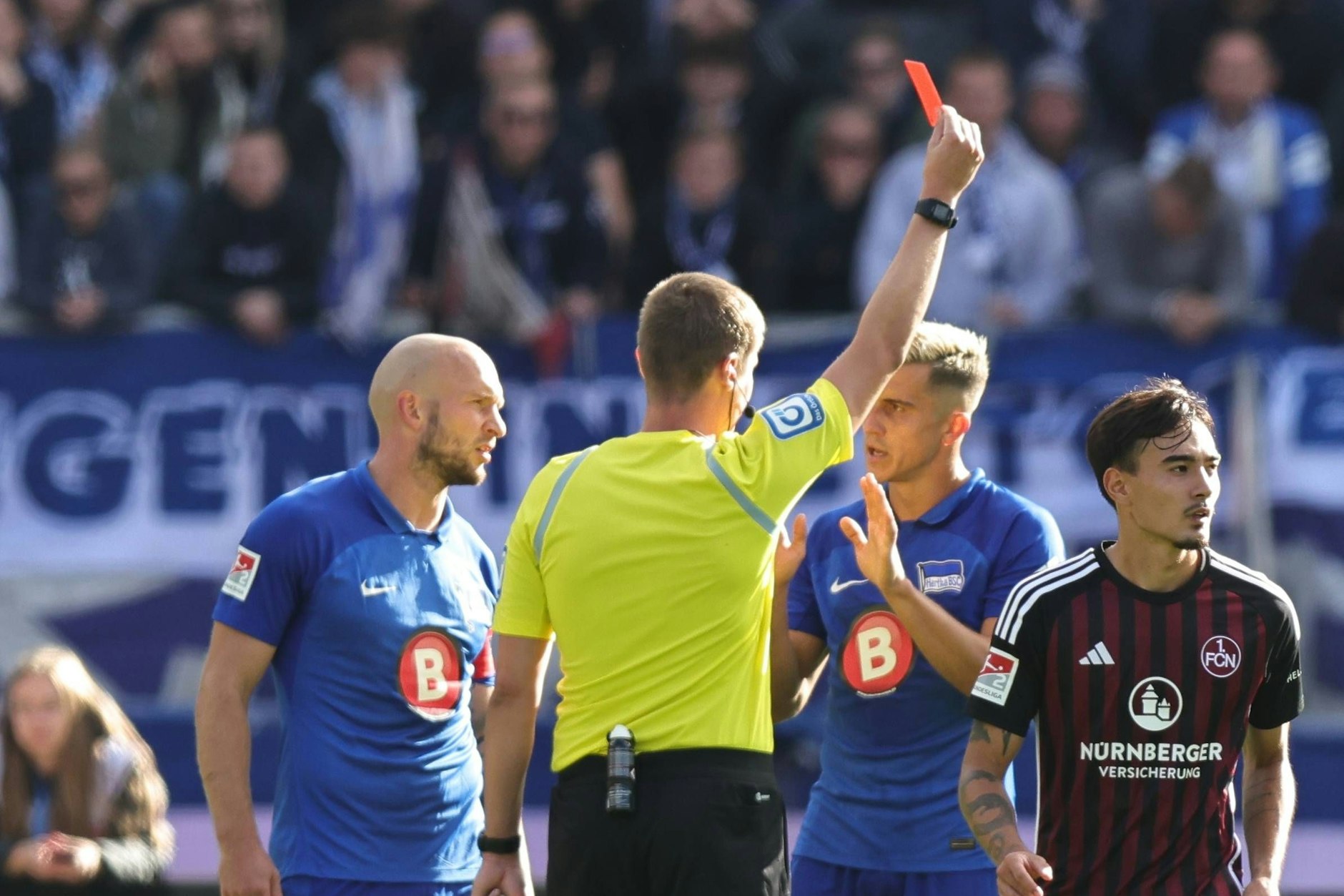 Nach einer Notbremse sieht Herthas Verteidiger Marc Kempf in Nürnberg die Rote Karte von Schiedsrichter Florian Exner.