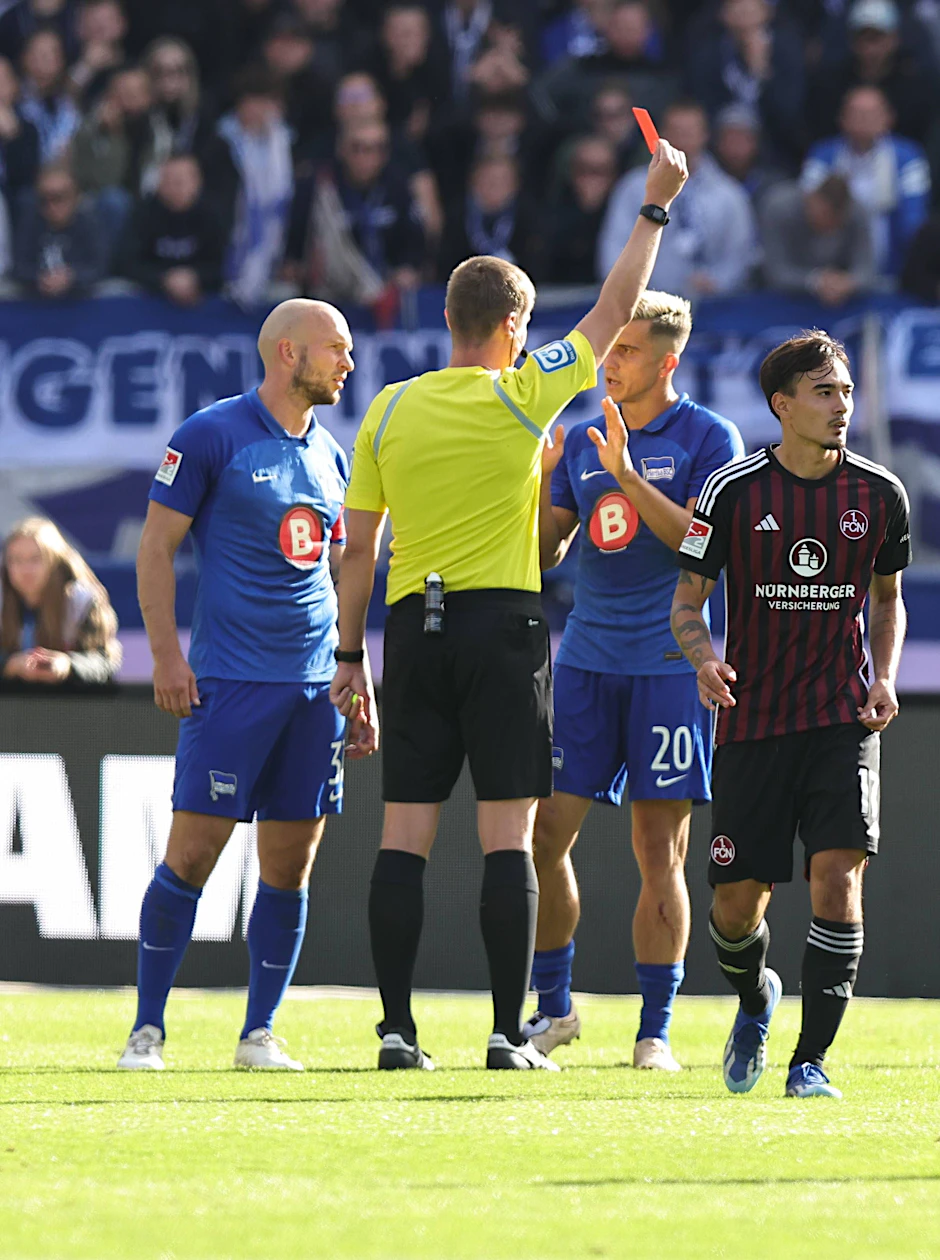 Nach einer Notbremse sieht Herthas Verteidiger Marc Kempf in Nürnberg die Rote Karte von Schiedsrichter Florian Exner.