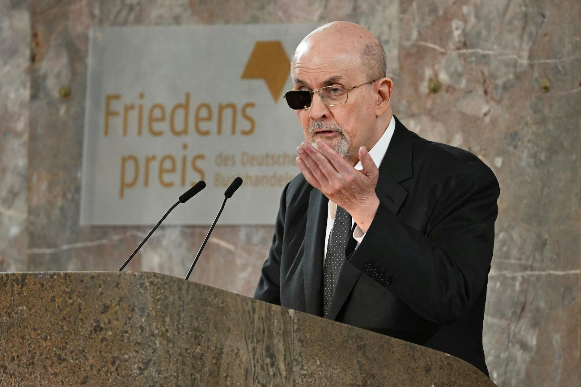 Salman Rushdie bei seiner Dankesrede nach der Auszeichnung mit dem Friedenspreis des Deutschen Buchhandels